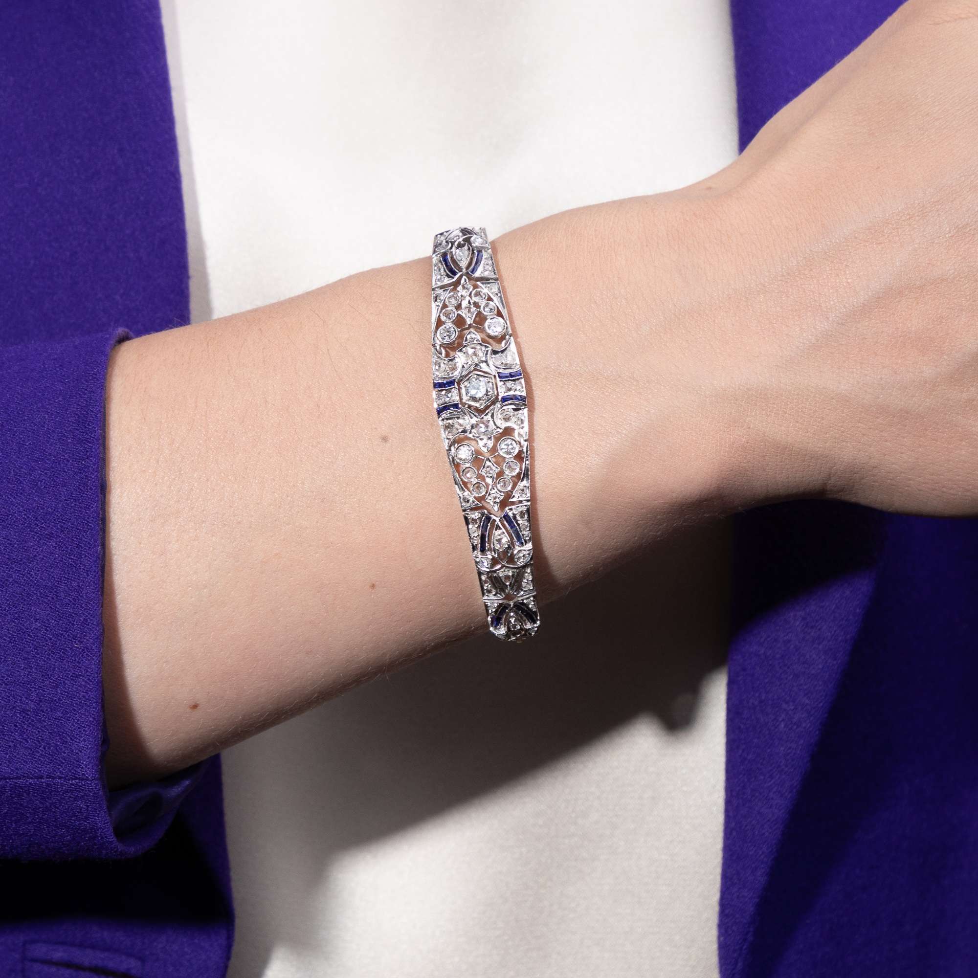 592530-hofer-antikschmuck-Elegantes-Armband-der-Belle-epoque-mit-Diamanten-in-Silber-um-1915-Ein-Diamantgarten