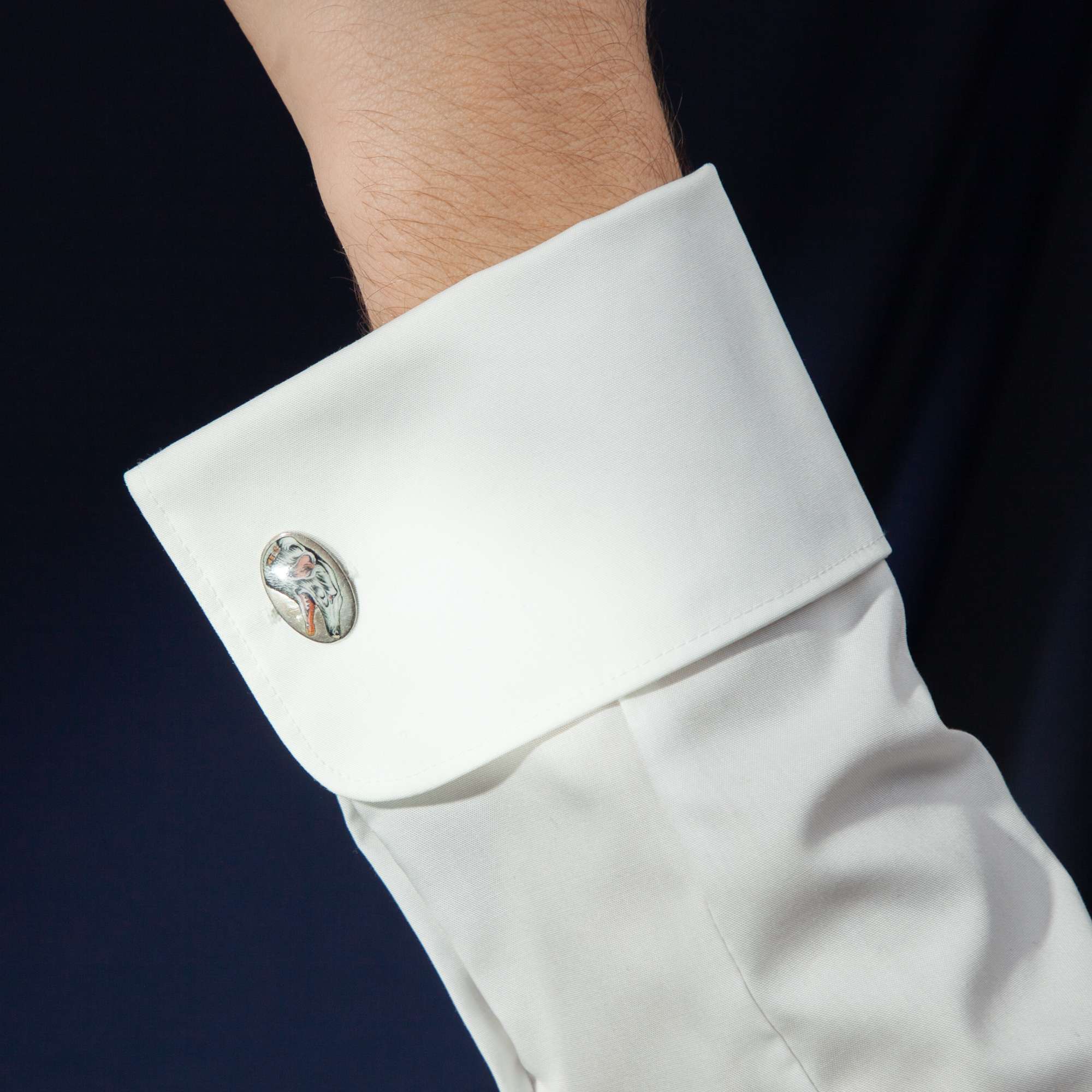 592760-hofer-antikschmuck-Viktorianische-Novelty-Manschettenknoepfe-mit-emaillierten-Barsois-um-1900-Geschwind-wie-der-Wind