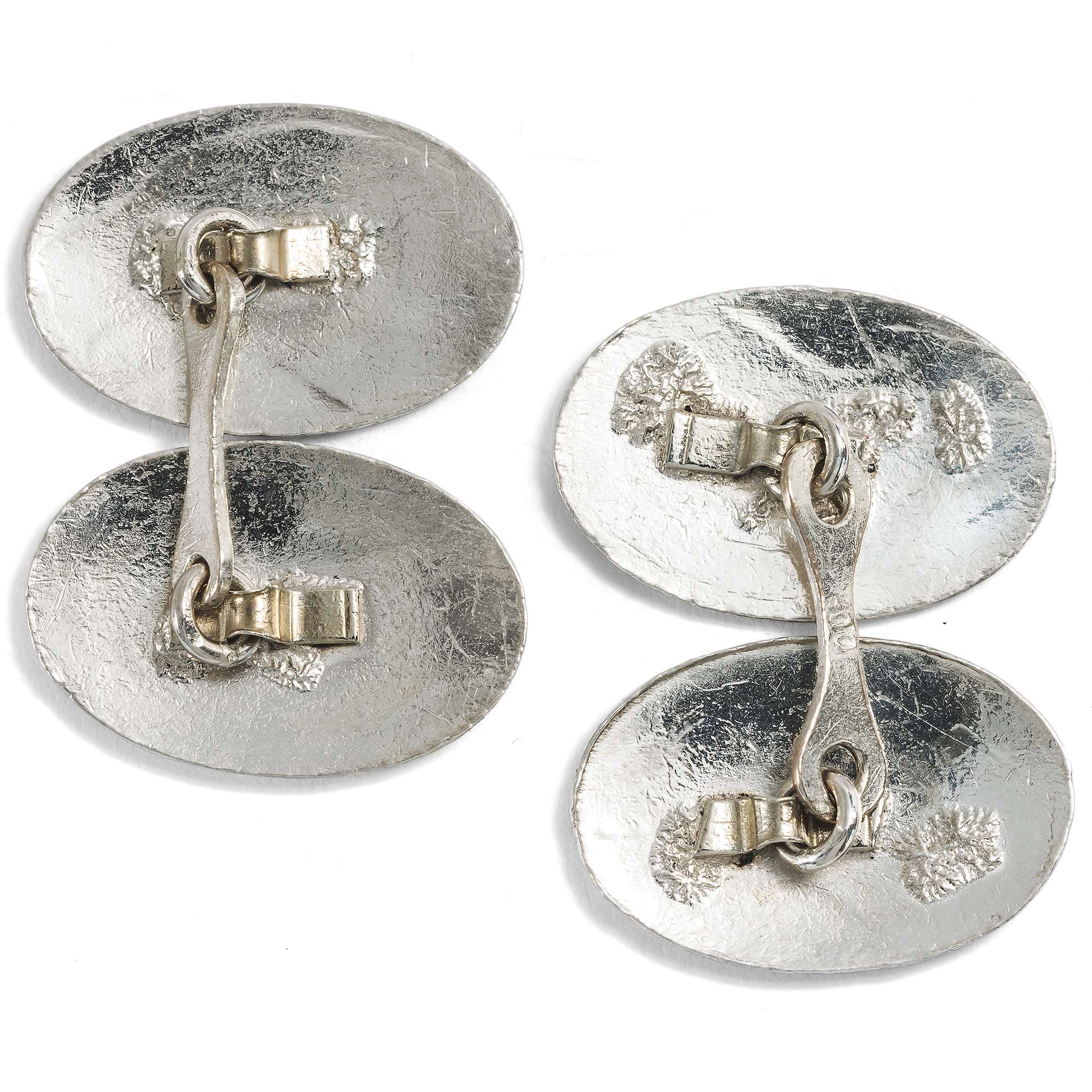 592760-hofer-antikschmuck-Viktorianische-Novelty-Manschettenknoepfe-mit-emaillierten-Barsois-um-1900-Geschwind-wie-der-Wind_4