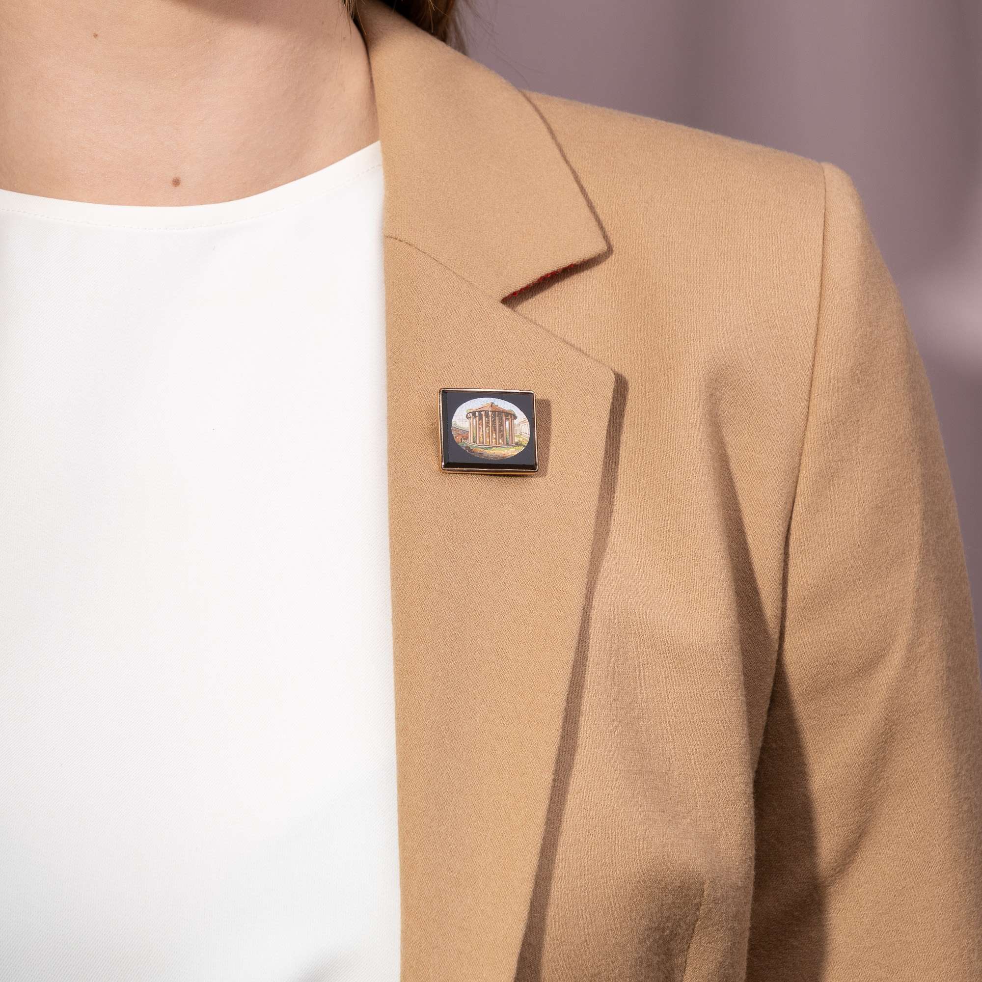 592807-hofer-antikschmuck-Brosche-mit-Mikromosaik-aus-Rom-entstanden-um-1850-Der-Rundtempel-auf-dem-Forum-Boarium