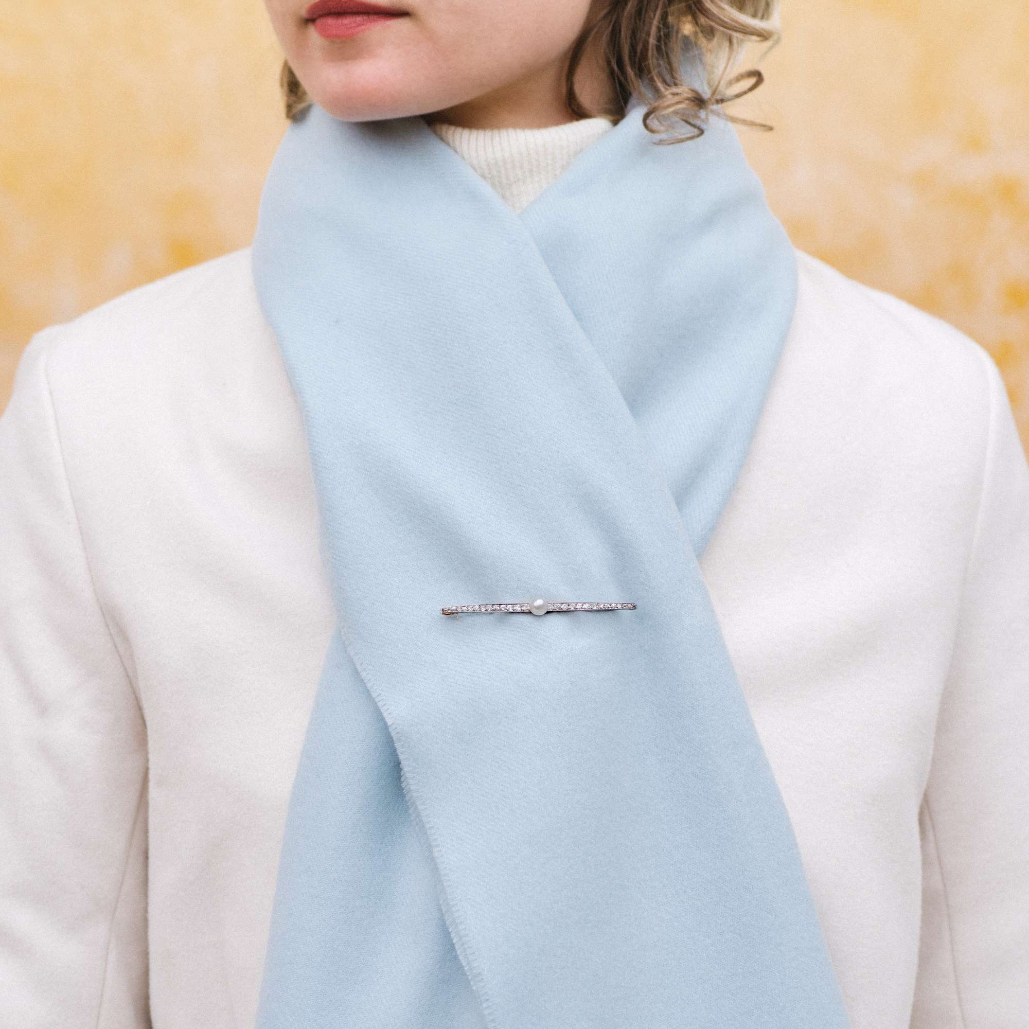 599928-hofer-antikschmuck-Exquisite-Stabnadel-der-Belle-epoque-mit-Naturperle-und-Diamanten-Frankreich-um-1910-Die-Naechte-an-der-Place-Pigalle