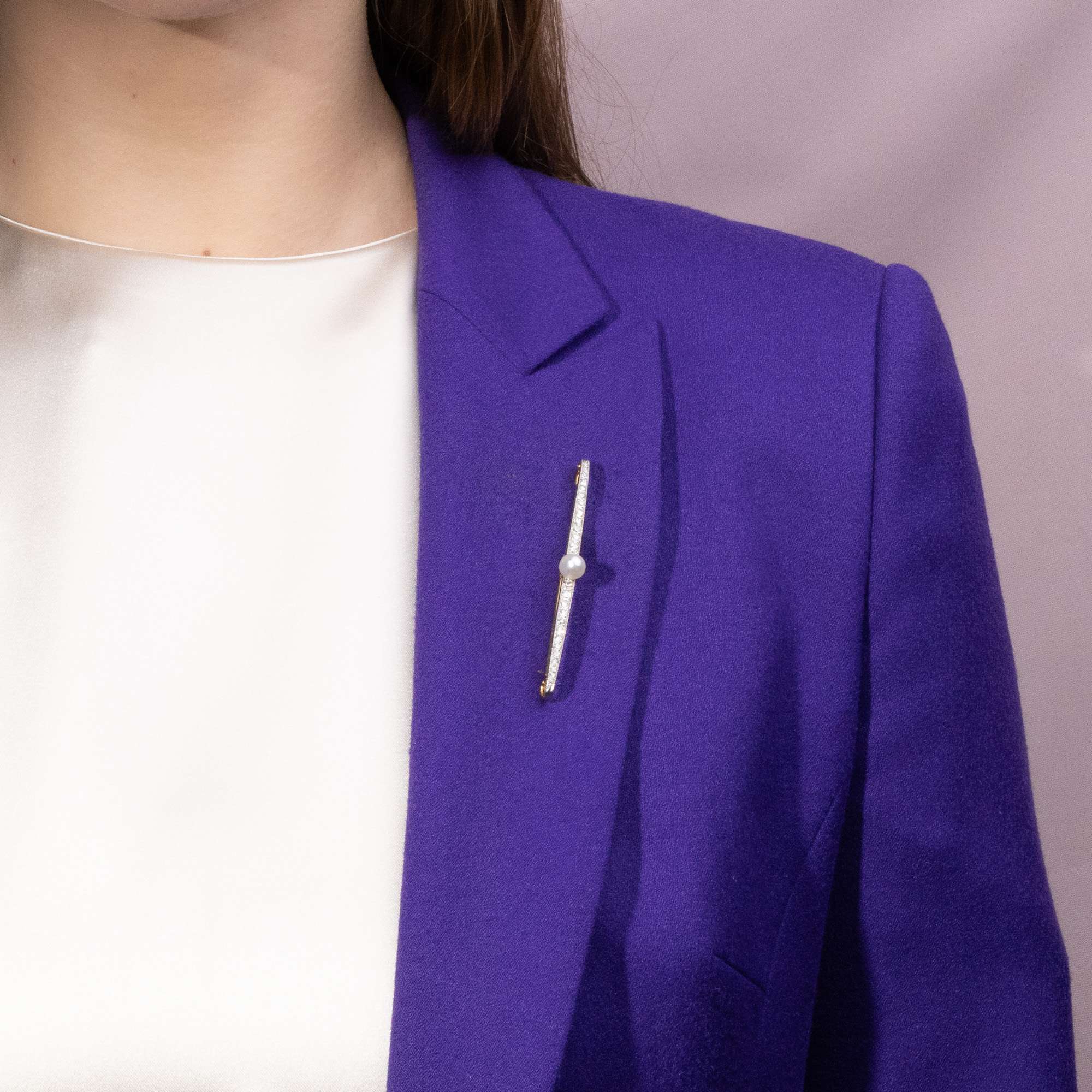 599928-hofer-antikschmuck-Exquisite-Stabnadel-der-Belle-epoque-mit-Naturperle-und-Diamanten-Frankreich-um-1910-Die-Naechte-an-der-Place-Pigalle_1