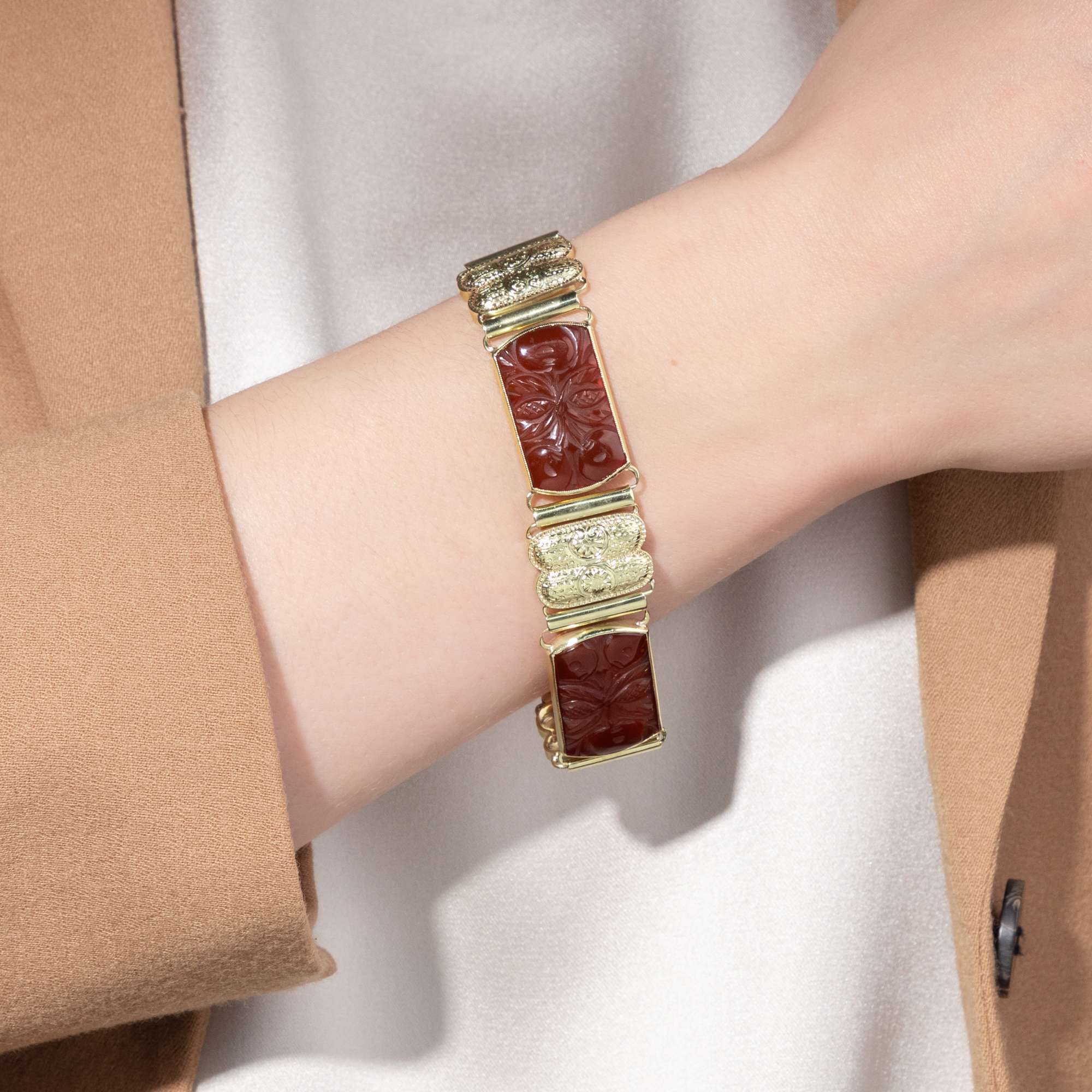 601027-hofer-antikschmuck-Antikes-Armband-mit-gravierten-Karneolen-in-Gold-Wien-um-1935-Gut-Kirschen-essen