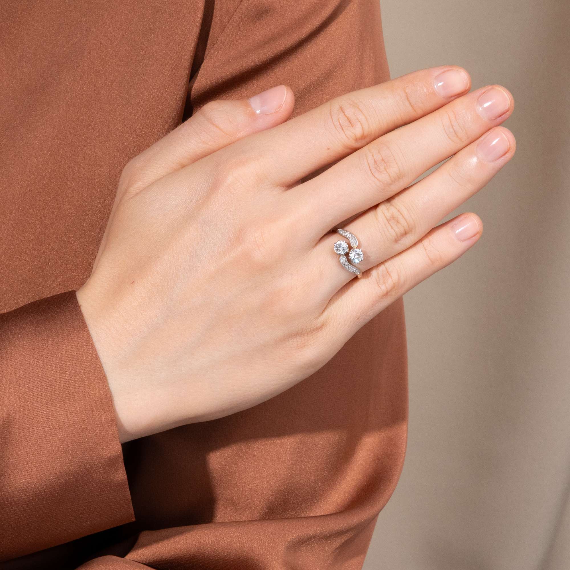 602435-hofer-antikschmuck-Romantischer-Diamant-Ring-des-Jugendstil-in-Platin-und-Gold-um-1905-Me-and-you-and-you-and-me