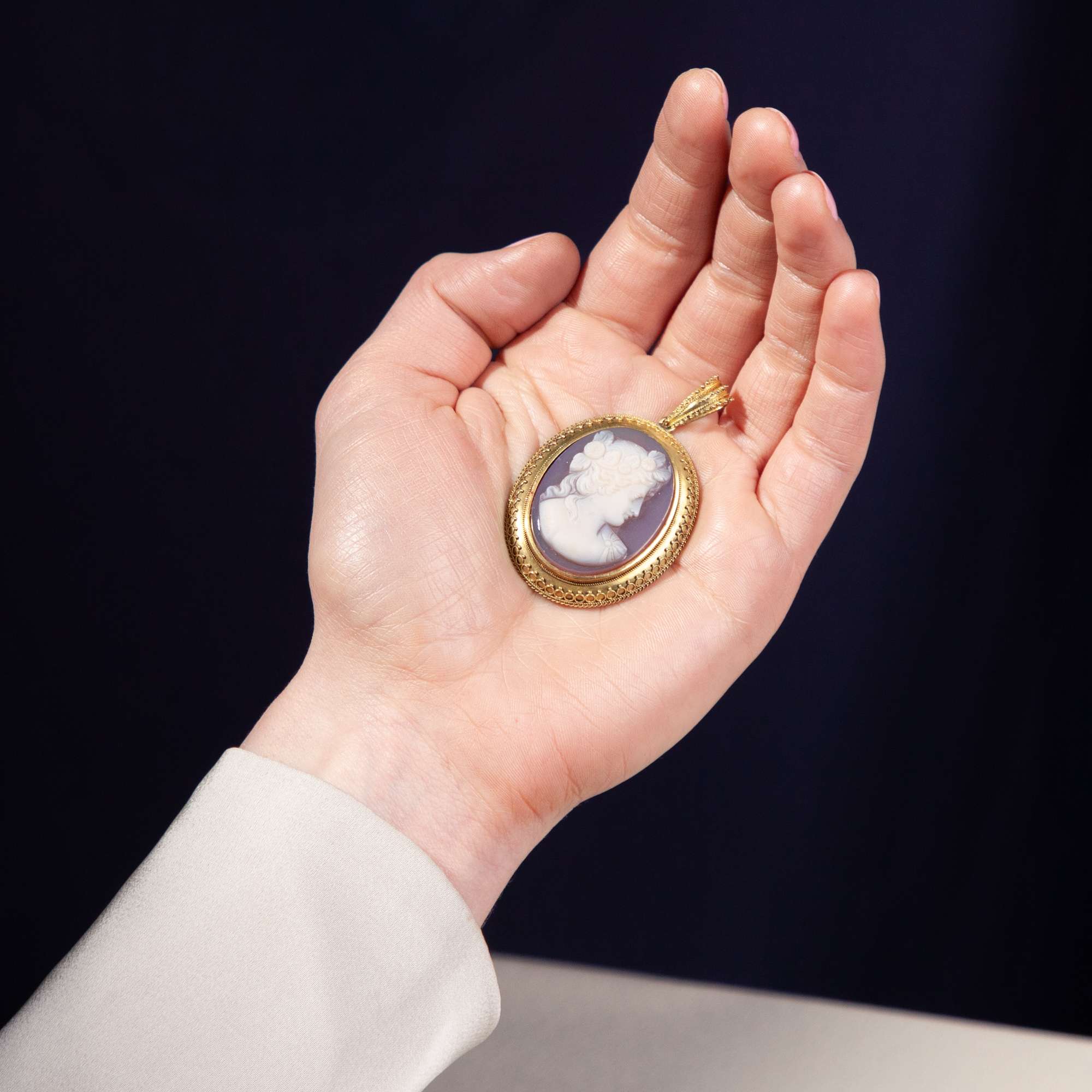 603827-hofer-antikschmuck-Grosser-Medaillon-Anhaenger-mit-Lagenstein-Gemme-in-Gold-um-1870-Die-schoene-Fremde