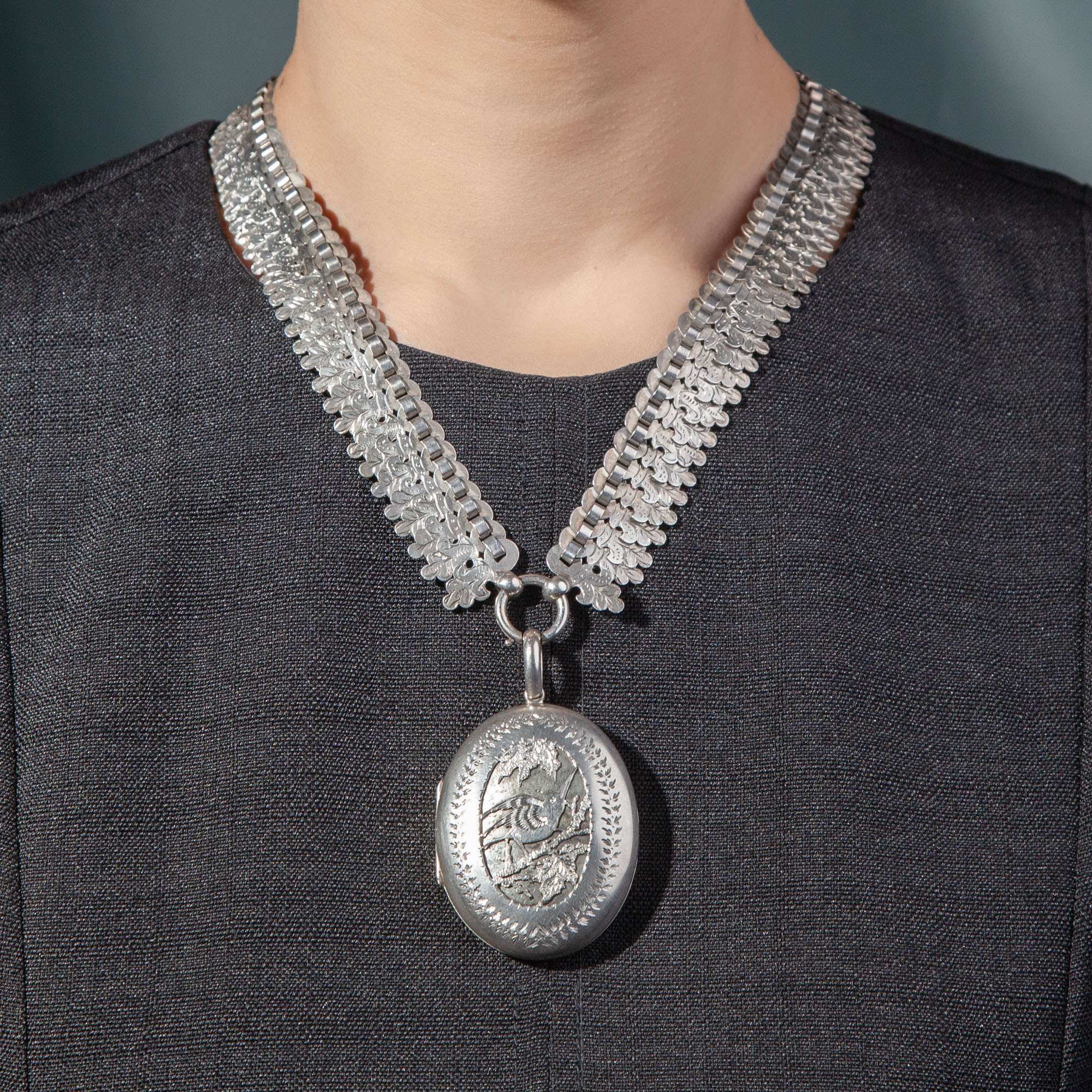 605067-hofer-antikschmuck-Breite-viktorianische-Silberkette-mit-Medaillon-Anhaenger-England-um-1880-Kommt-ein-Vogel-geflogen_1