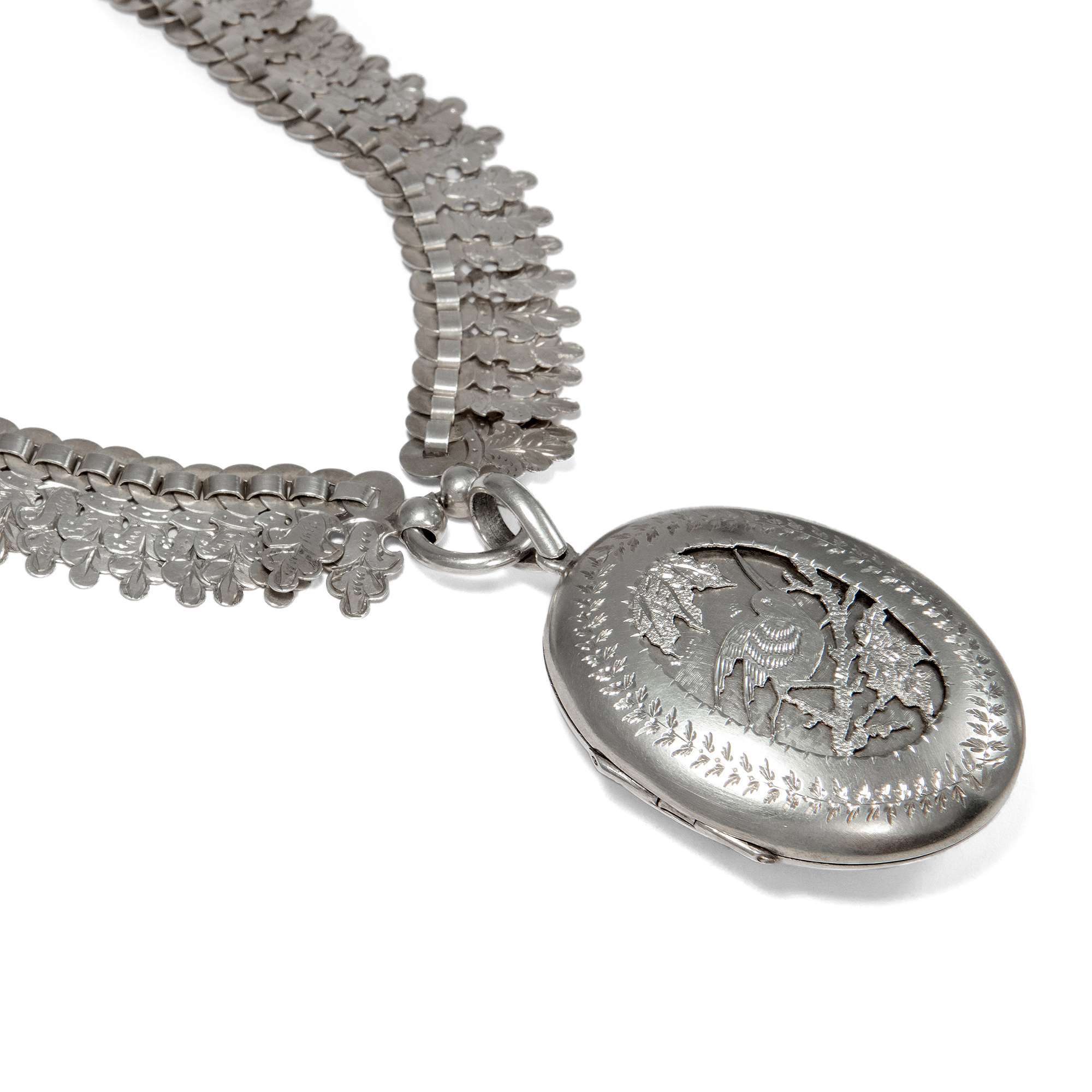 605067-hofer-antikschmuck-xBreite-viktorianische-Silberkette-mit-Medaillon-Anhaenger-England-um-1880-Kommt-ein-Vogel-geflogen_2