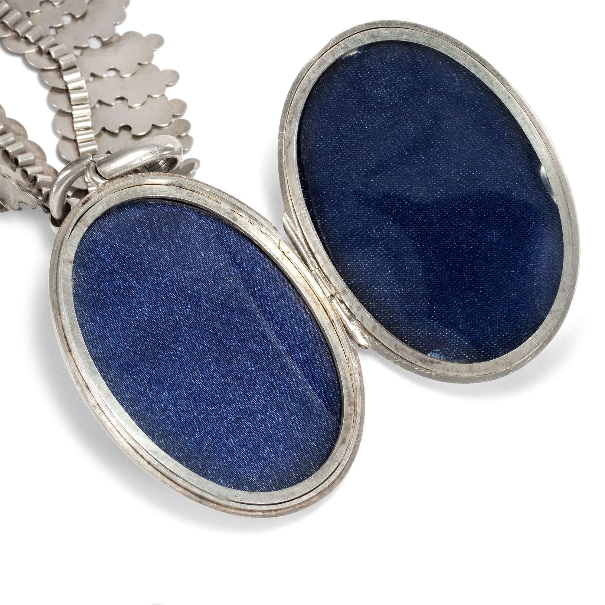 605067-hofer-antikschmuck-xBreite-viktorianische-Silberkette-mit-Medaillon-Anhaenger-England-um-1880-Kommt-ein-Vogel-geflogen_5