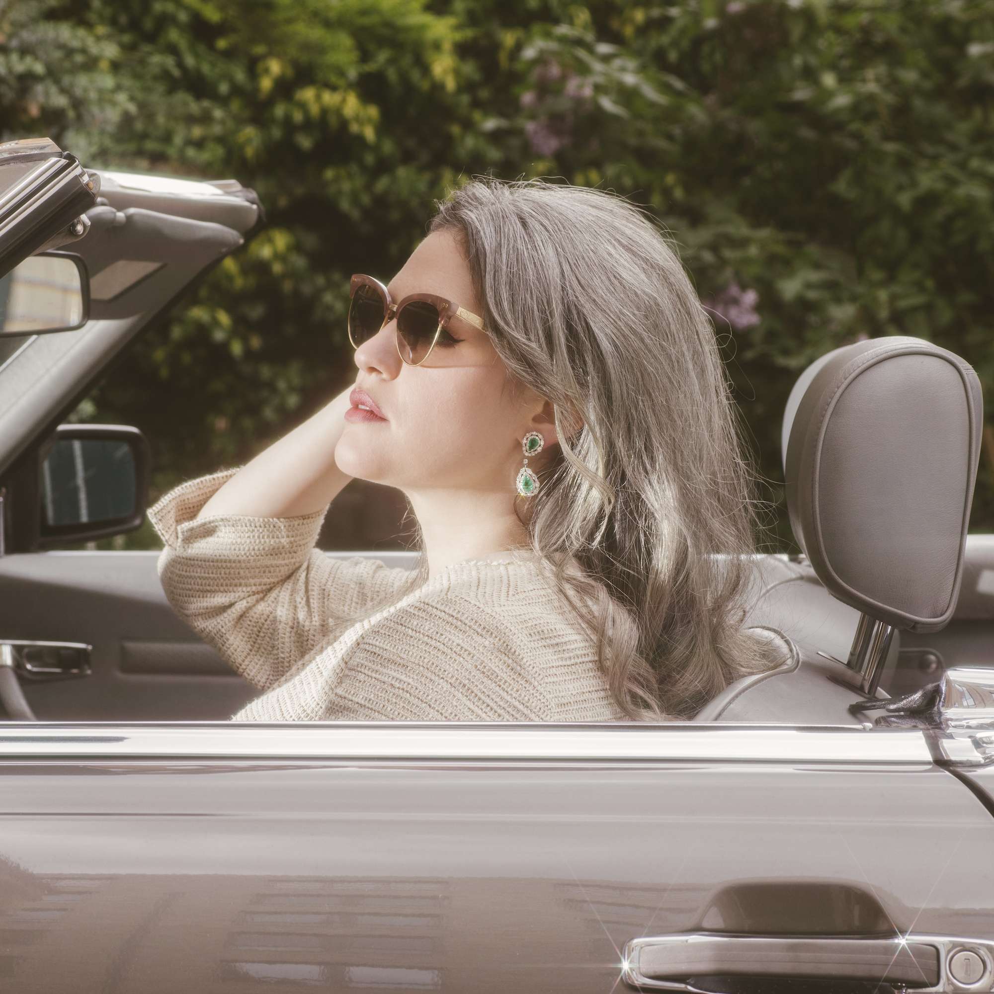 606351-hofer-antikschmuck-Grosse-vintage-Ohrringe-mit-Smaragden-und-Diamanten-Italien-um-2000-Frisch-und-anmutend-_2