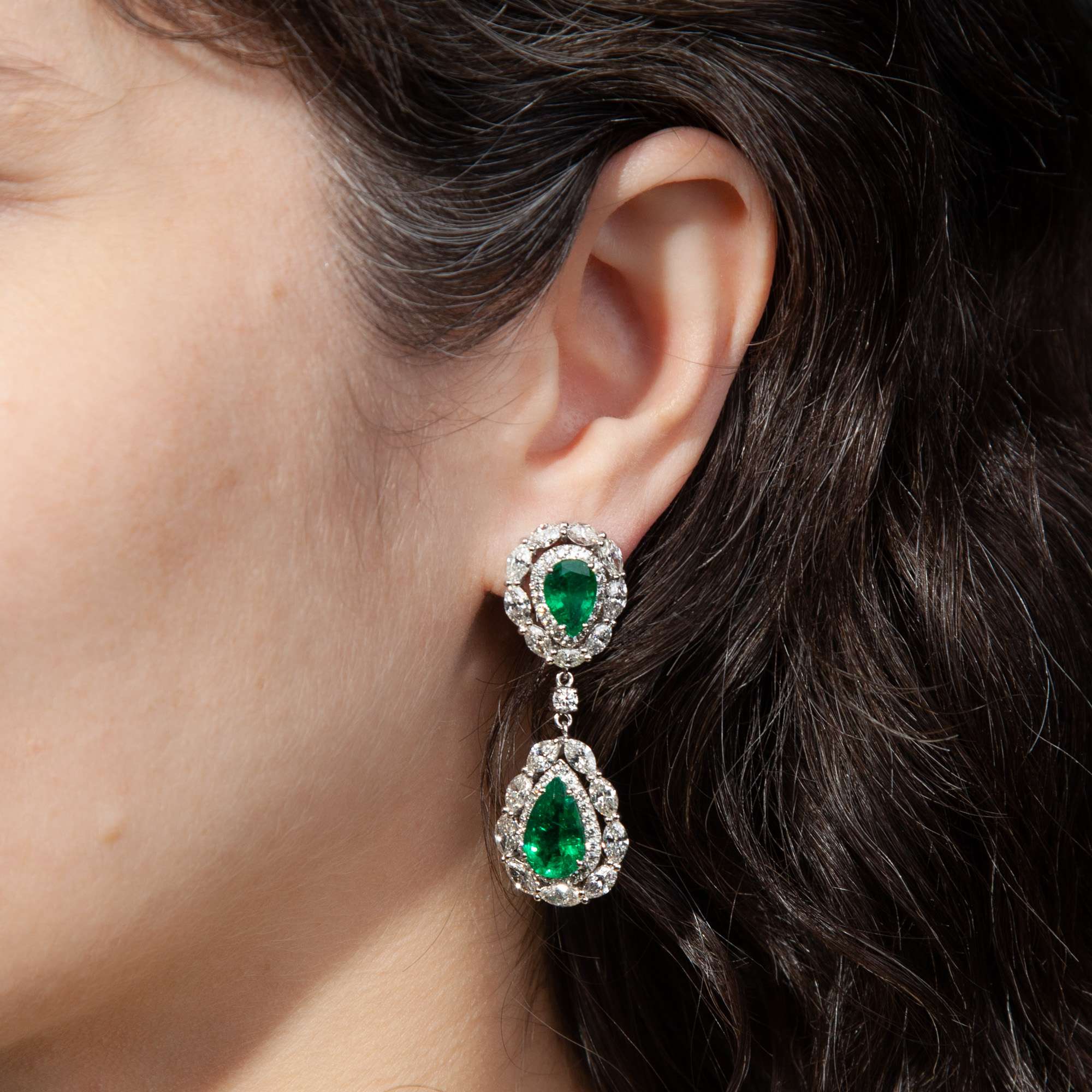 606351-hofer-antikschmuck-Grosse-vintage-Ohrringe-mit-Smaragden-und-Diamanten-Italien-um-2000-Frisch-und-anmutend-_3