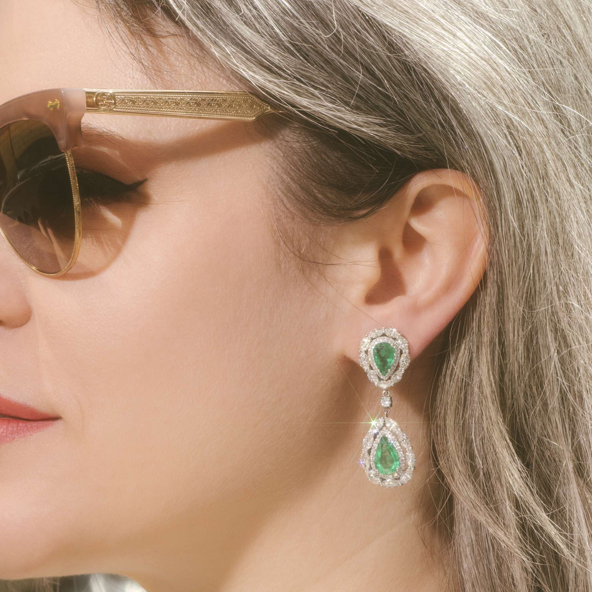 606351-hofer-antikschmuck-Grosse-vintage-Ohrringe-mit-Smaragden-und-Diamanten-Italien-um-2000-Frisch-und-anmutend