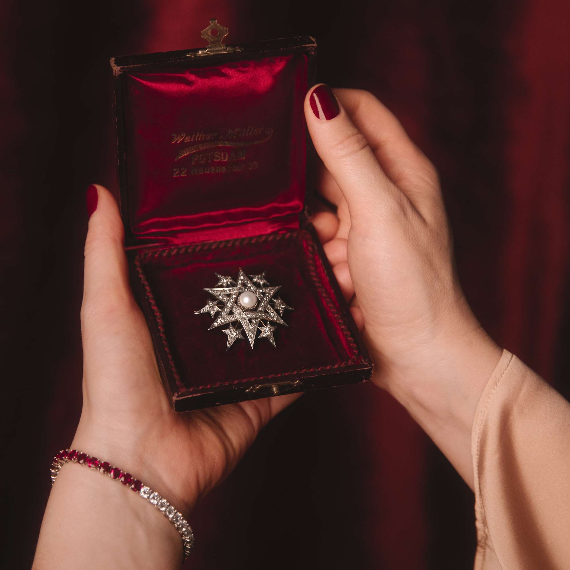 606507-hofer-antikschmuck-Luxurioeses-Riviere-Armband-mit-Diamanten-und-unbehandelten-Rubinen-um-1965-Schneeweiss-und-Rosenrot_1