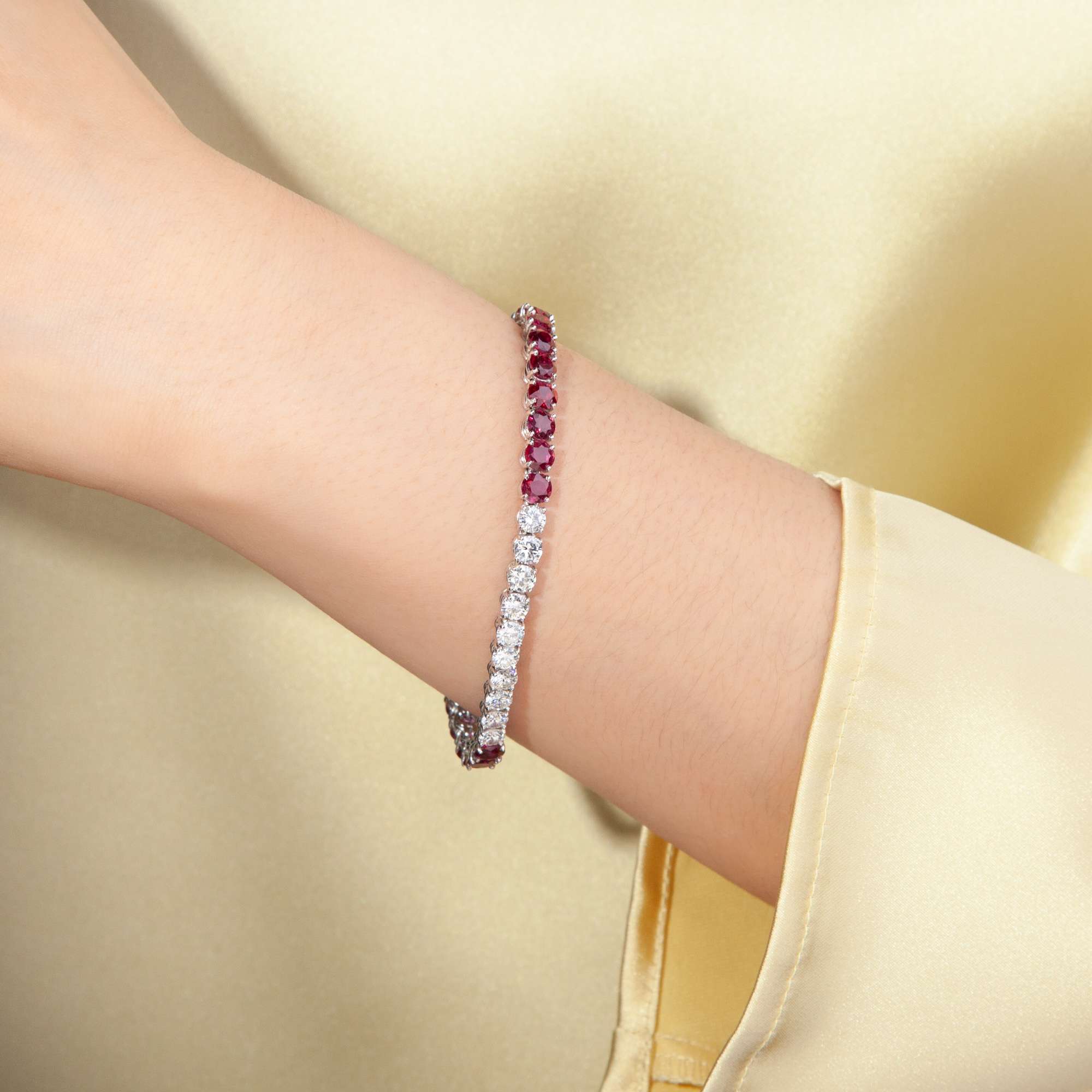 606507-hofer-antikschmuck-Luxurioeses-Riviere-Armband-mit-Diamanten-und-unbehandelten-Rubinen-um-1965-Schneeweiss-und-Rosenrot_2