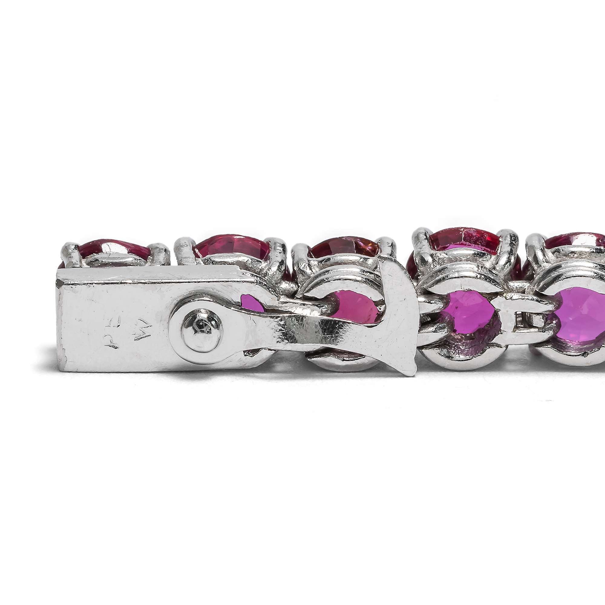 606507-hofer-antikschmuck-Luxurioeses-Riviere-Armband-mit-Diamanten-und-unbehandelten-Rubinen-um-1965-Schneeweiss-und-Rosenrot_6