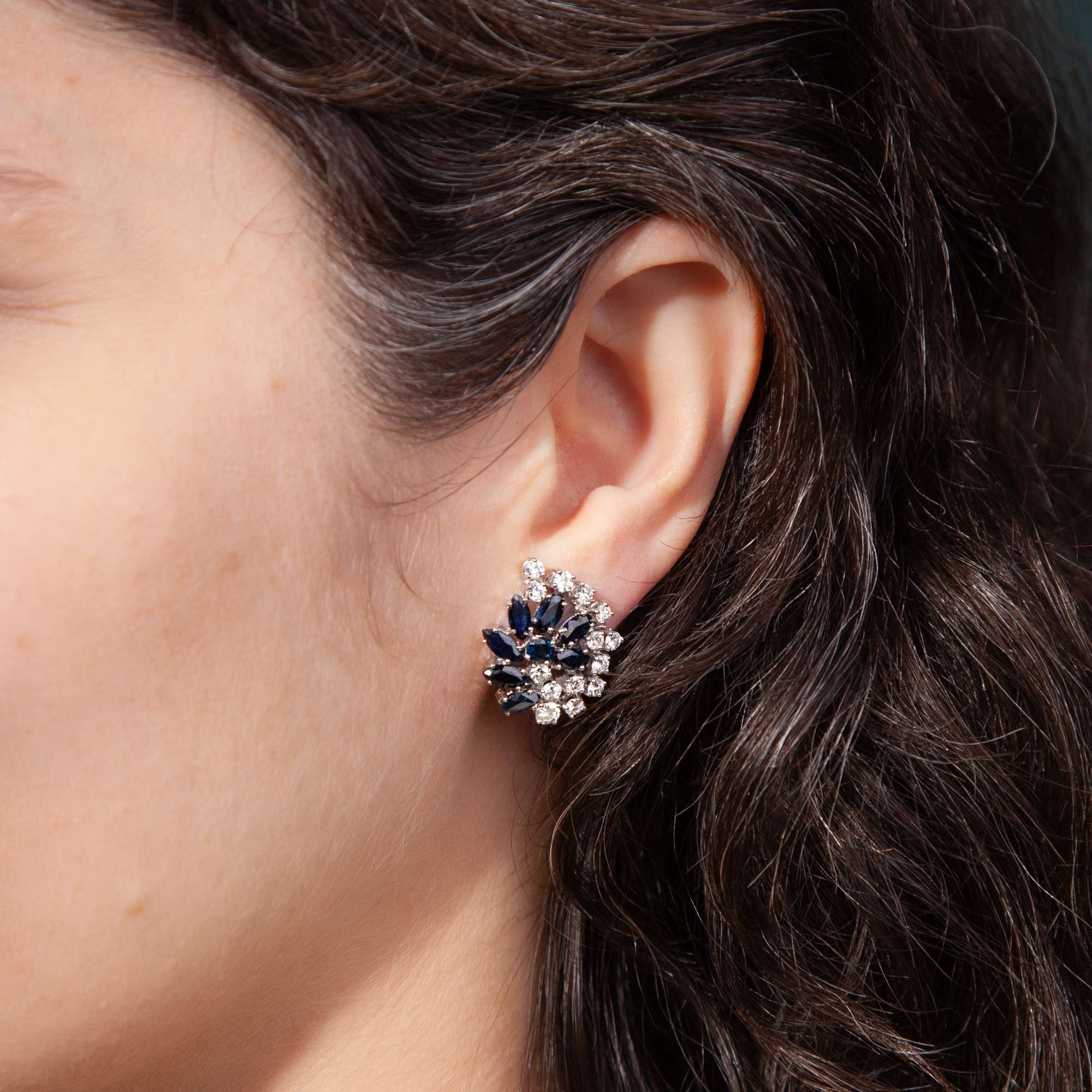 611313-hofer-antikschmuck-Vintage-Cluster-Ohrclips-mit-Saphiren-und-Brillanten-in-Weissgold-um-1970-Exzellenzcluster