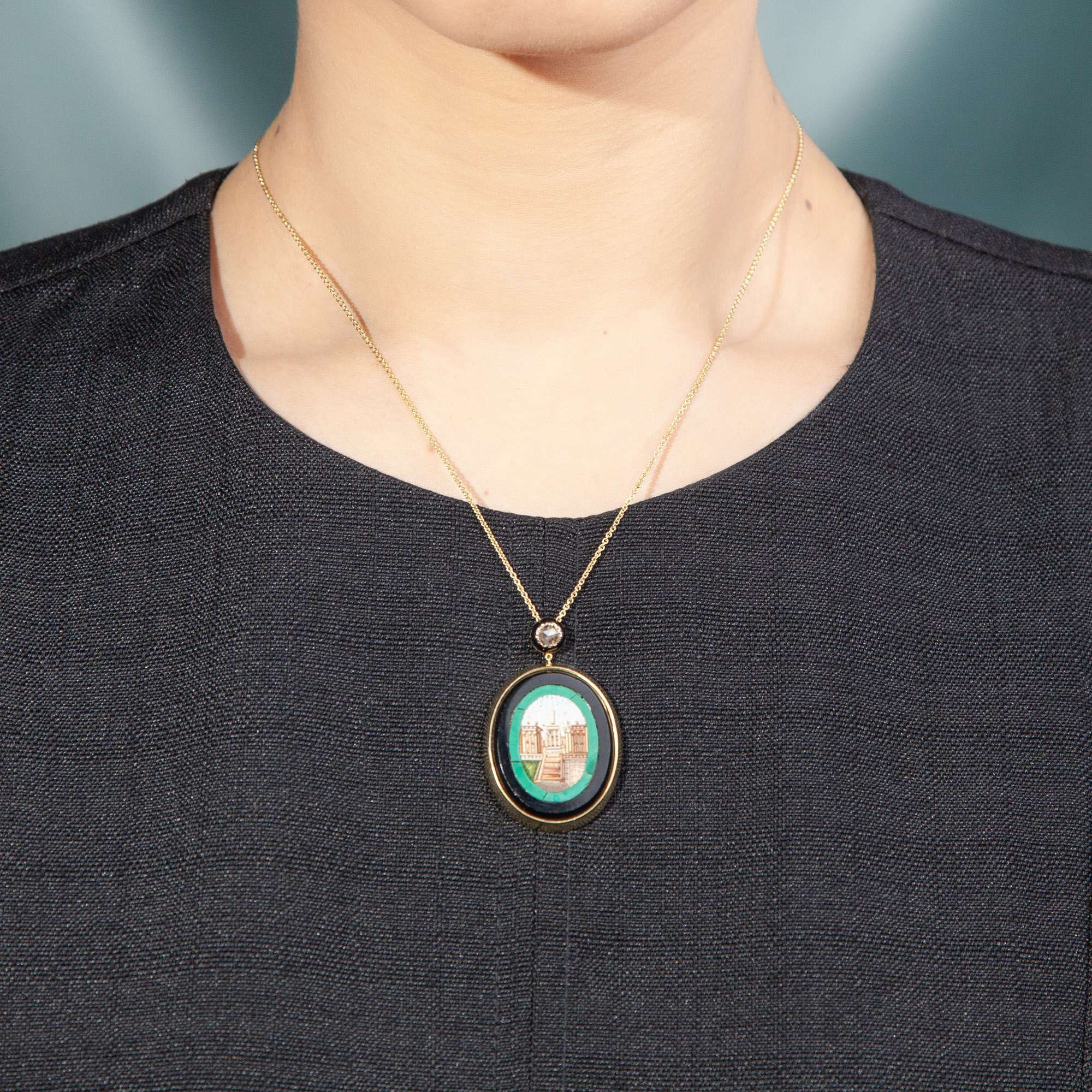 611665-hofer-antikschmuck-Anhaenger-mit-Mikromosaik-des-Kapitol-Rom-1850er-Jahre-und-spaeter-Caput-Mundi