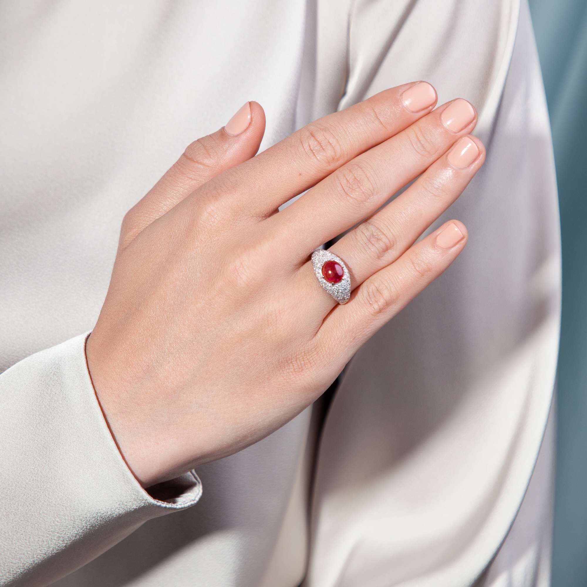 611904-hofer-antikschmuck-Vintage-Ring-mit-unbehandeltem-Rubin-und-Diamanten-um-1990-Wasserglanz-und-Rosenroethe