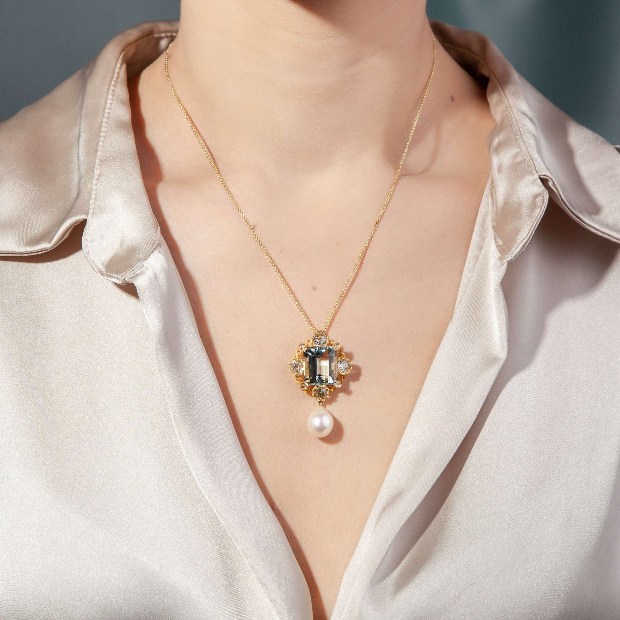 611911-hofer-antikschmuck-Goldener-Anhaenger-mit-Aquamarin-Diamanten-und-Perle-Grossbritannien-um-1850-und-spaeter-Zu-Land-und-zu-Wasser_1