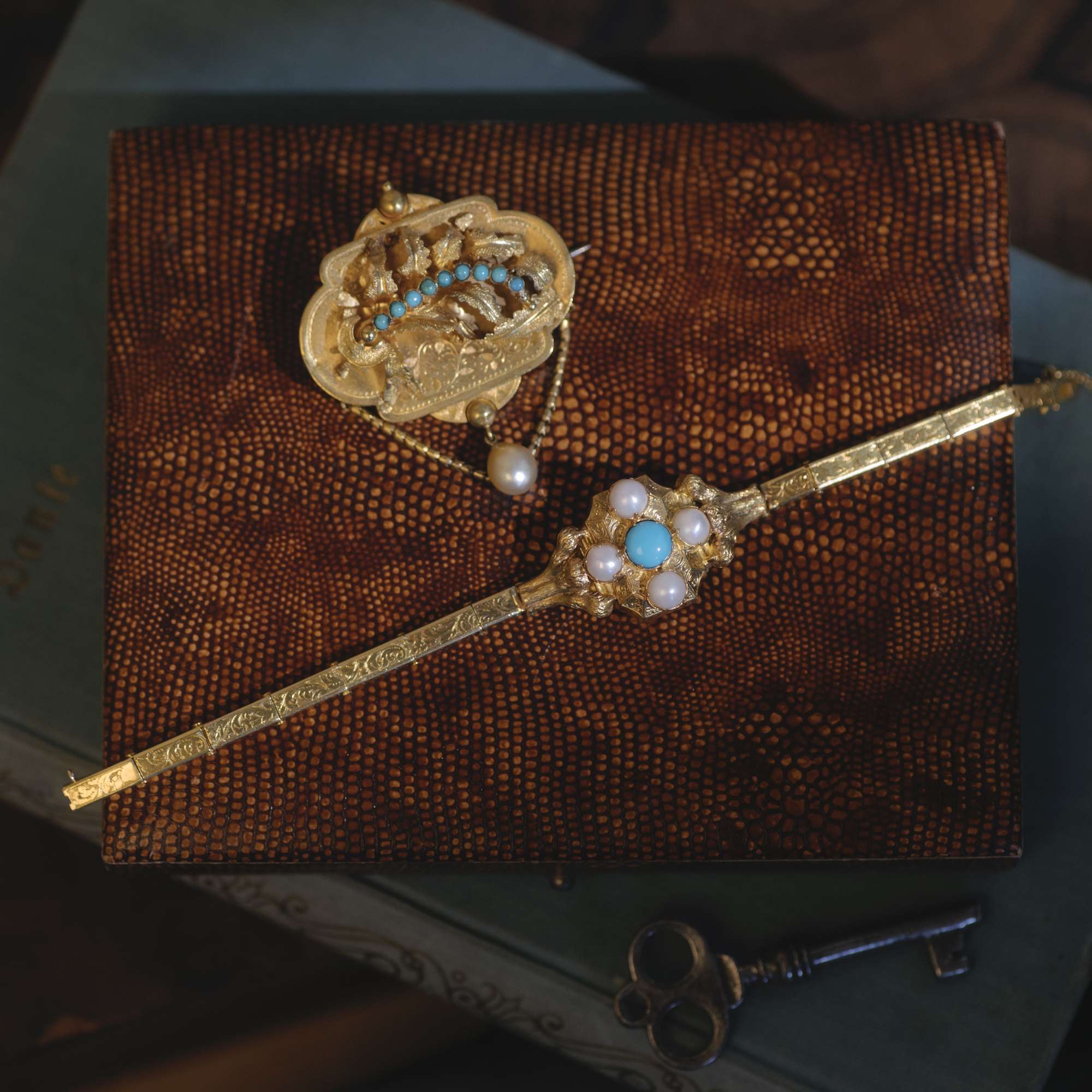 612442-hofer-antikschmuck-Viktorianisches-Armband-mit-Perlen-und-Tuerkis-in-Gold-um-1850-Bedeutungsvoll_7