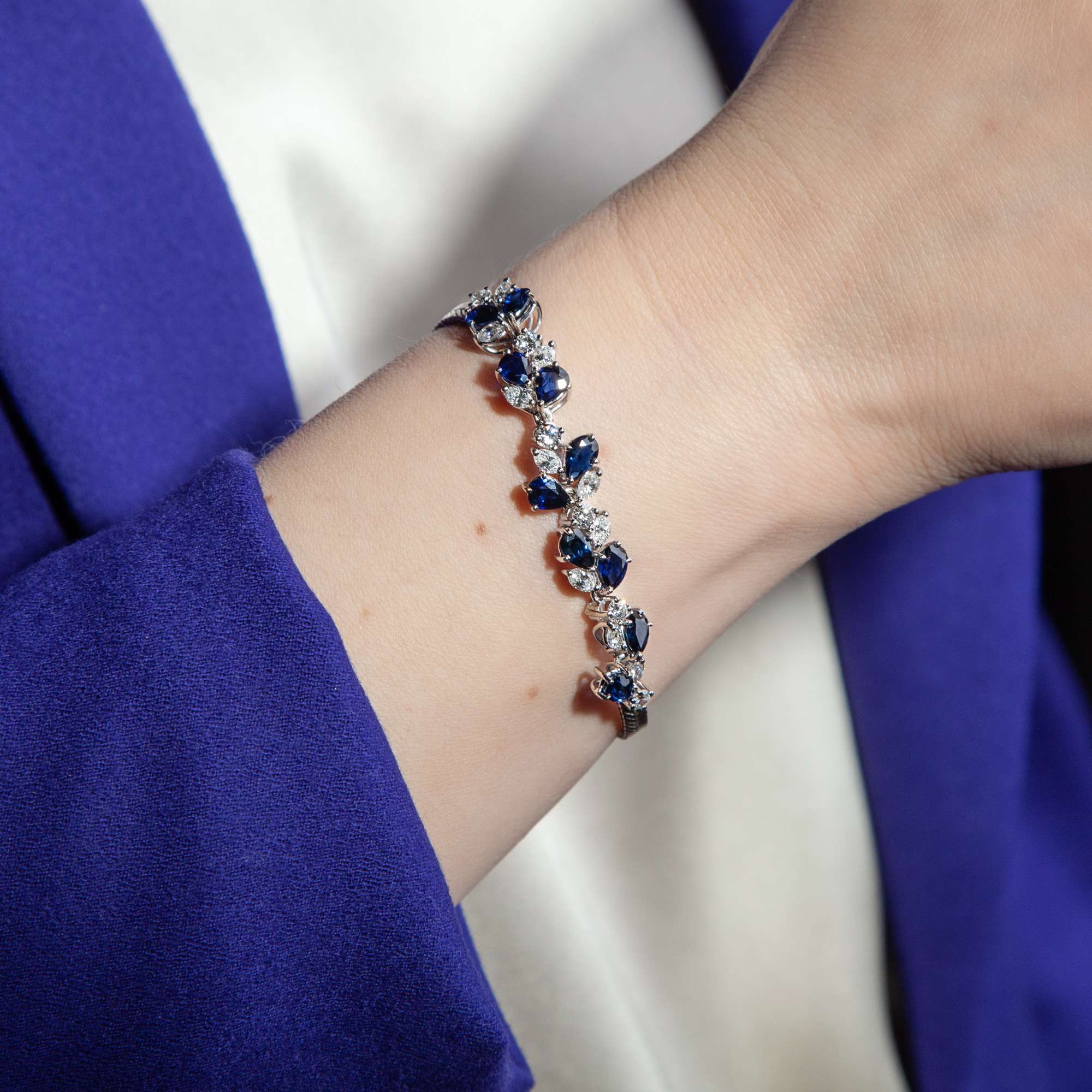 612448-hofer-antikschmuck-Fabelhafes-Clusterarmband-mit-Saphiren-und-Brillanten-in-Weissgold-um-1965-Schoenheit-der-60er