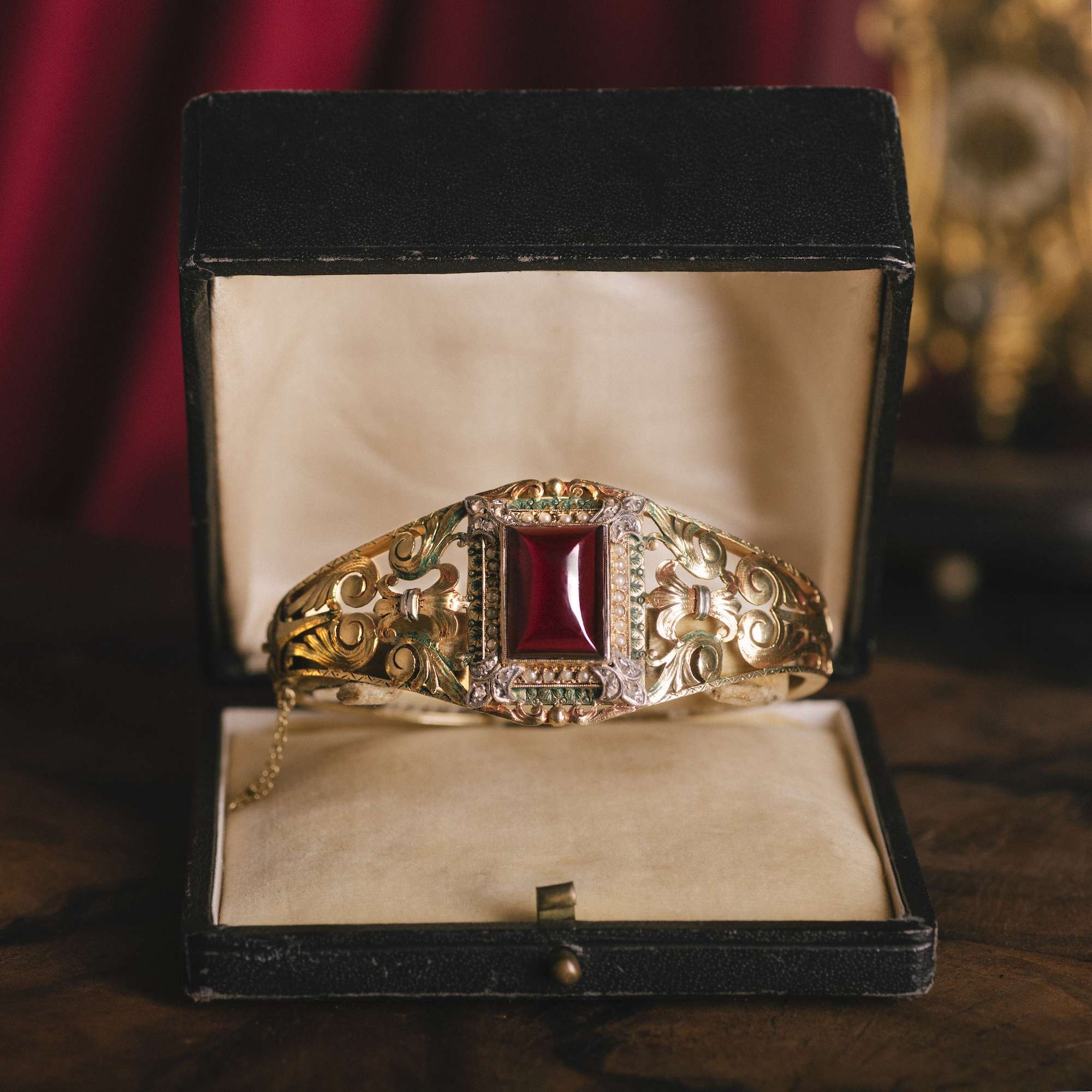 612846-hofer-antikschmuck-Prachtvoller-Gold-Armreif-mit-Granat-Perlen-und-Diamanten-um-1850-Barocke-Pracht