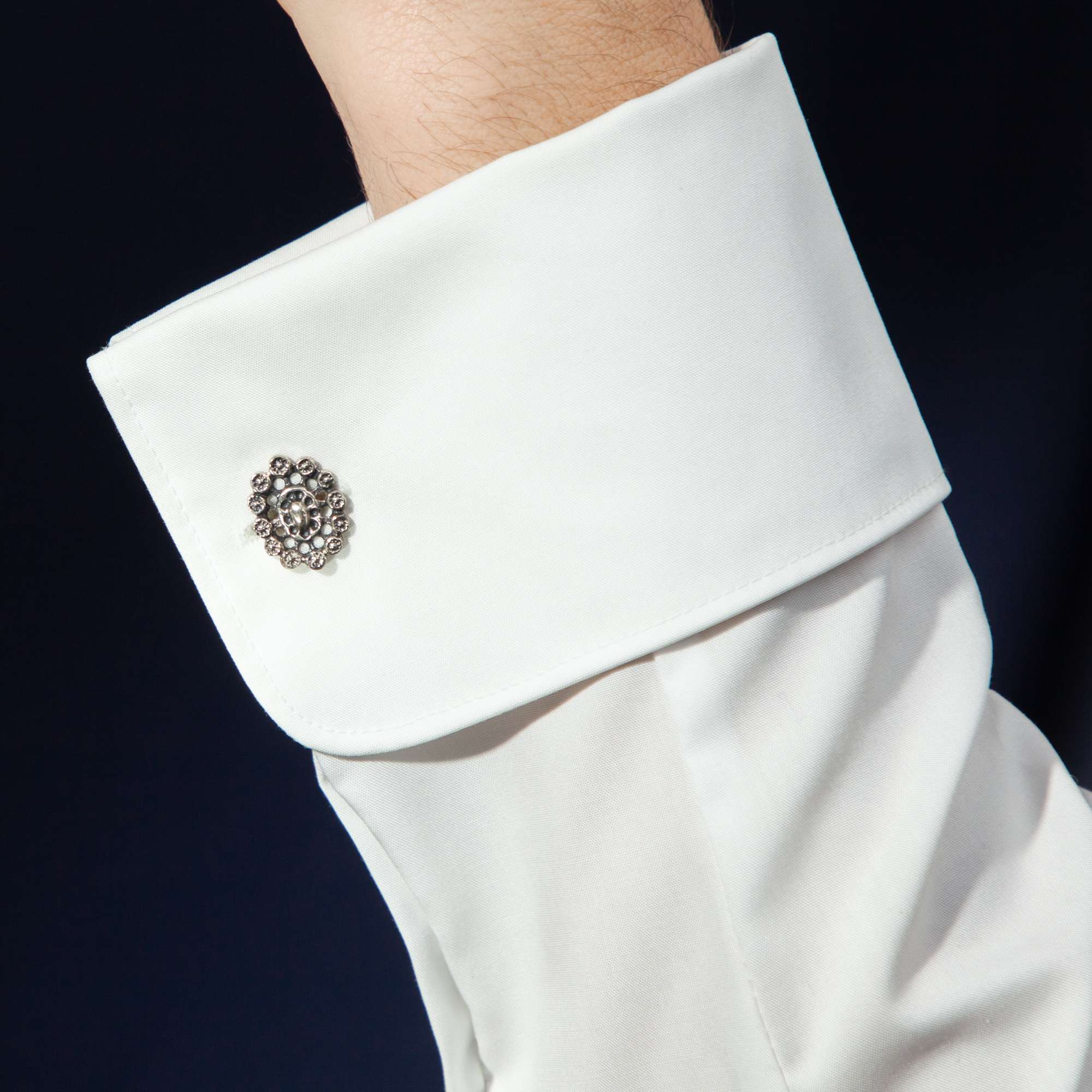 615219-hofer-antikschmuck-Geschwungene-Manschettenknoepfe-in-Formen-des-18-Jahrhunderts-Blachian-um-1960-Barockschnoerkel