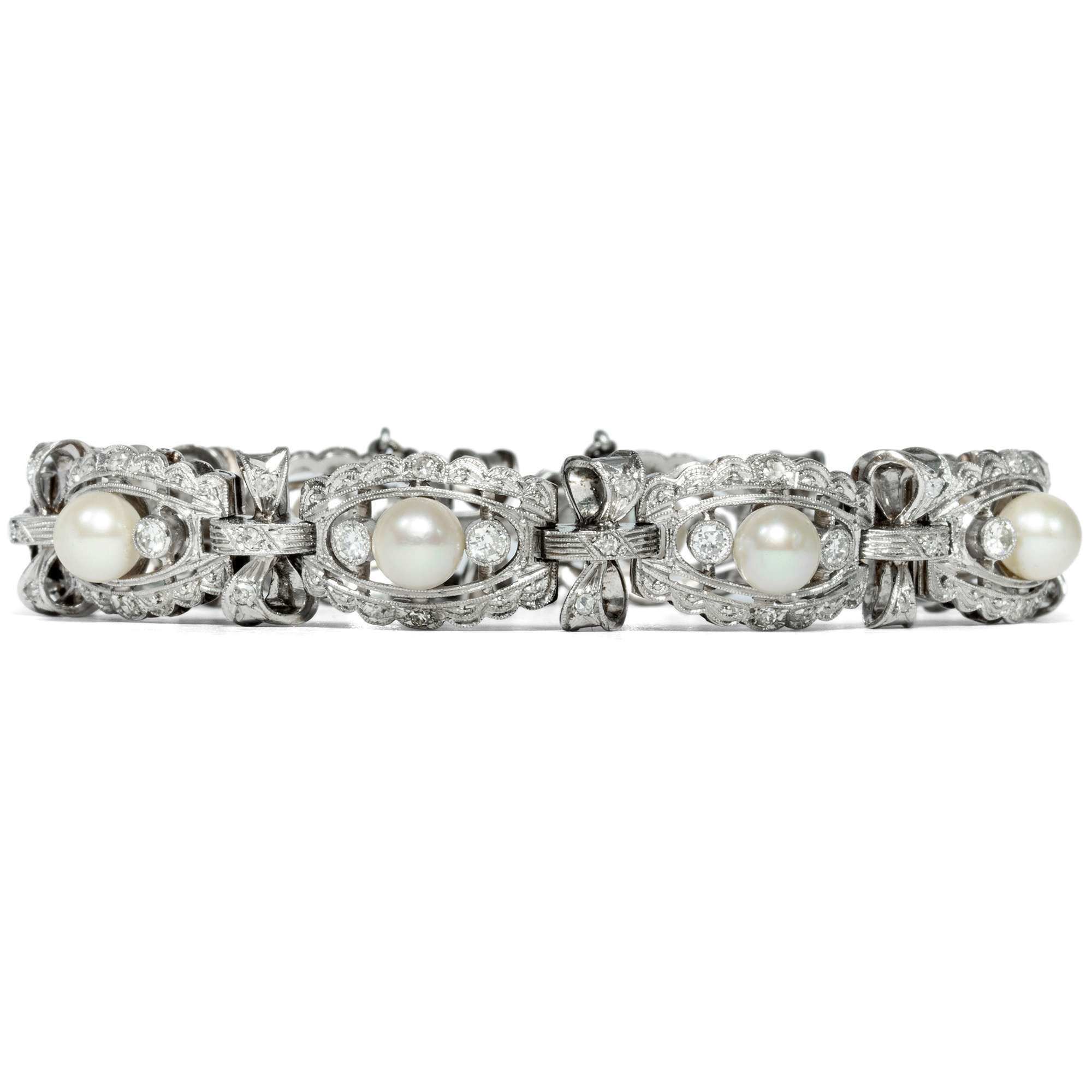 615443-hofer-antikschmuck-Luxurioeses-Schleifen-Armband-mit-Perlen-und-Diamanten-in-Platin-um-1930-Creme-de-la-Creme_1