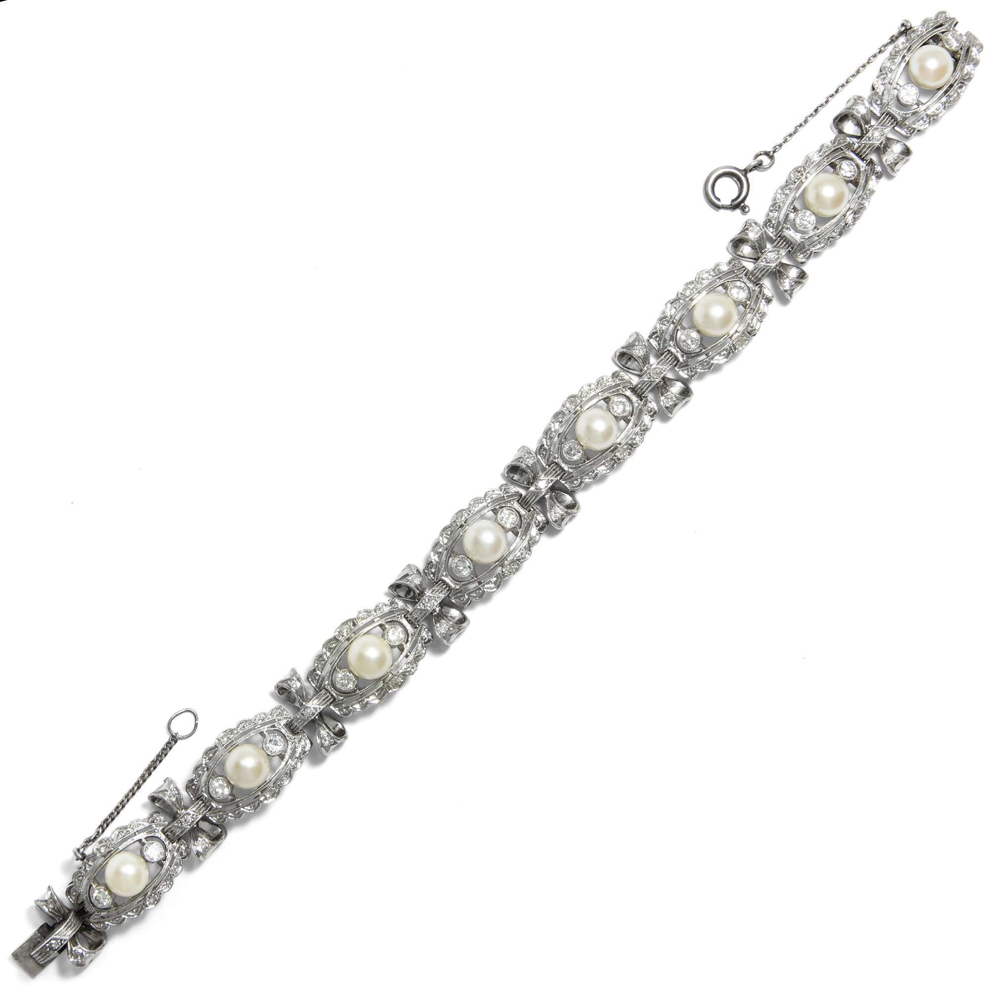 615443-hofer-antikschmuck-Luxurioeses-Schleifen-Armband-mit-Perlen-und-Diamanten-in-Platin-um-1930-Creme-de-la-Creme_3