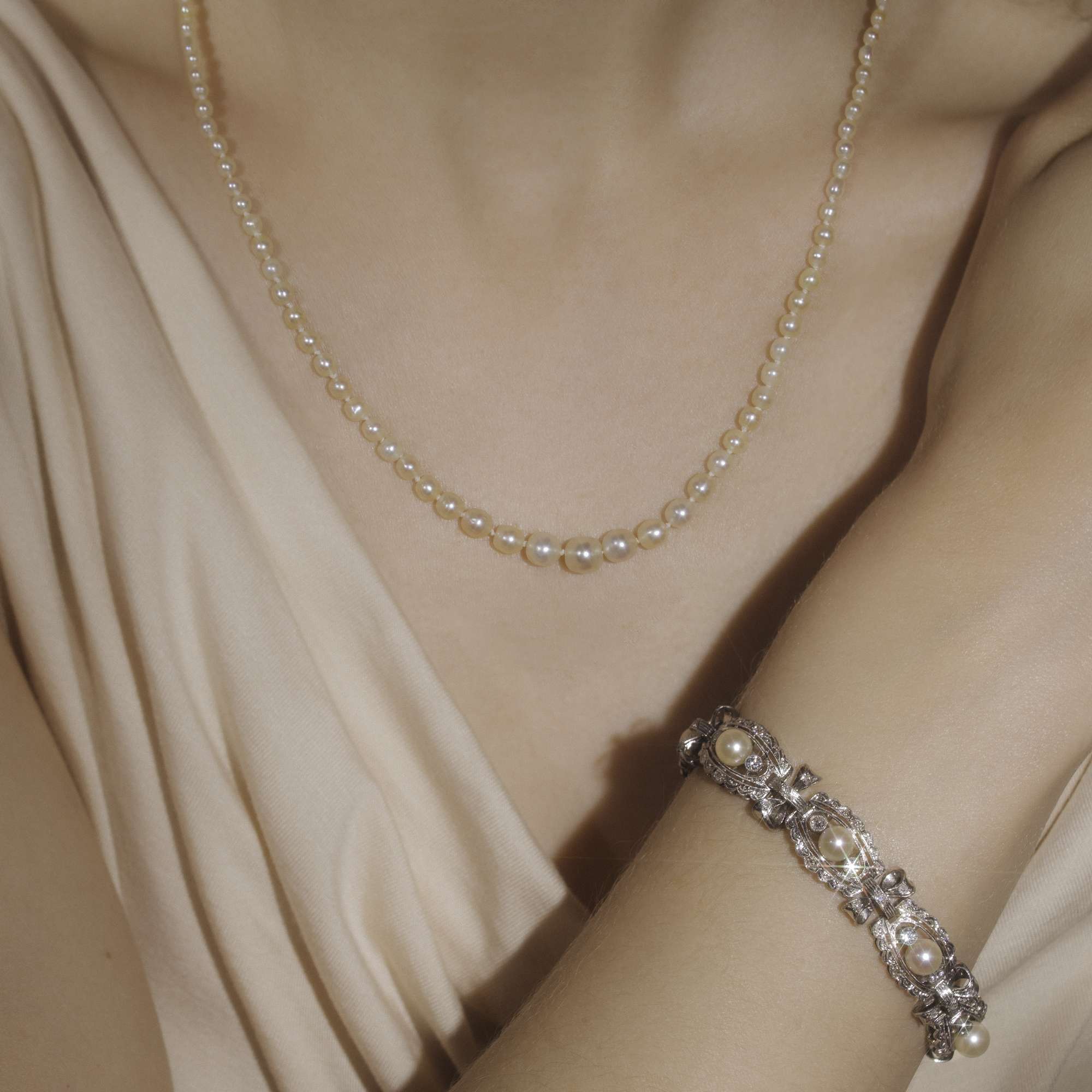 615443-hofer-antikschmuck-Luxurioeses-Schleifen-Armband-mit-Perlen-und-Diamanten-in-Platin-um-1930-Creme-de-la-Creme_6