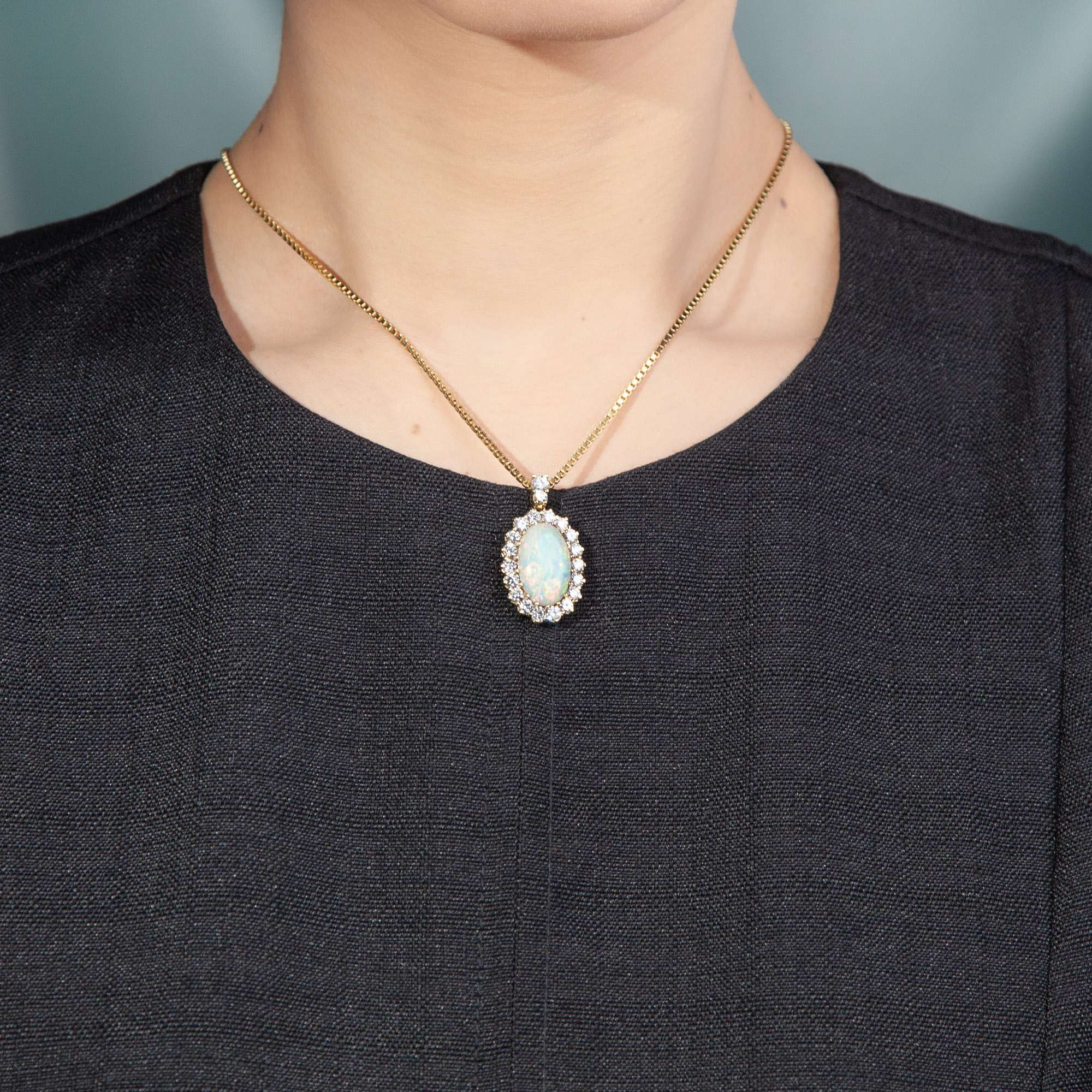 615712-hofer-antikschmuck-Wundervoller-vintage-Anhaenger-mit-Opal-und-Diamanten-in-Gold-um-1990-Rainbow-und-Starlight_8