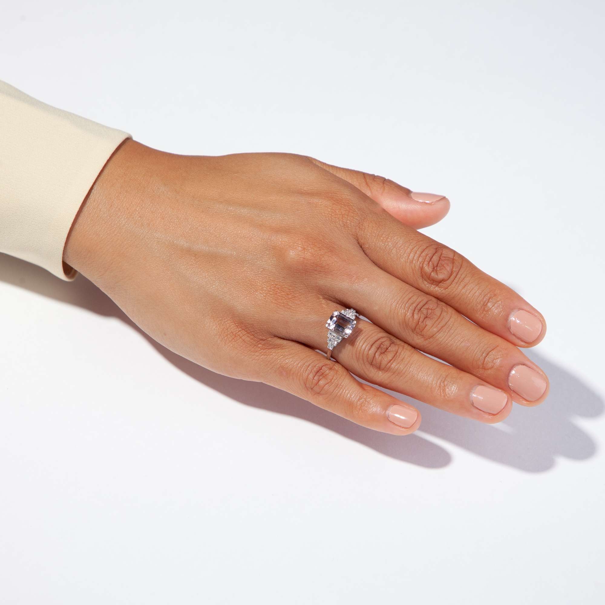 615878-hofer-antikschmuck-Eleganter-Platin-Ring-mit-Morganit-und-Diamanten-aus-unserer-Werkstatt-Rosenbluete_9