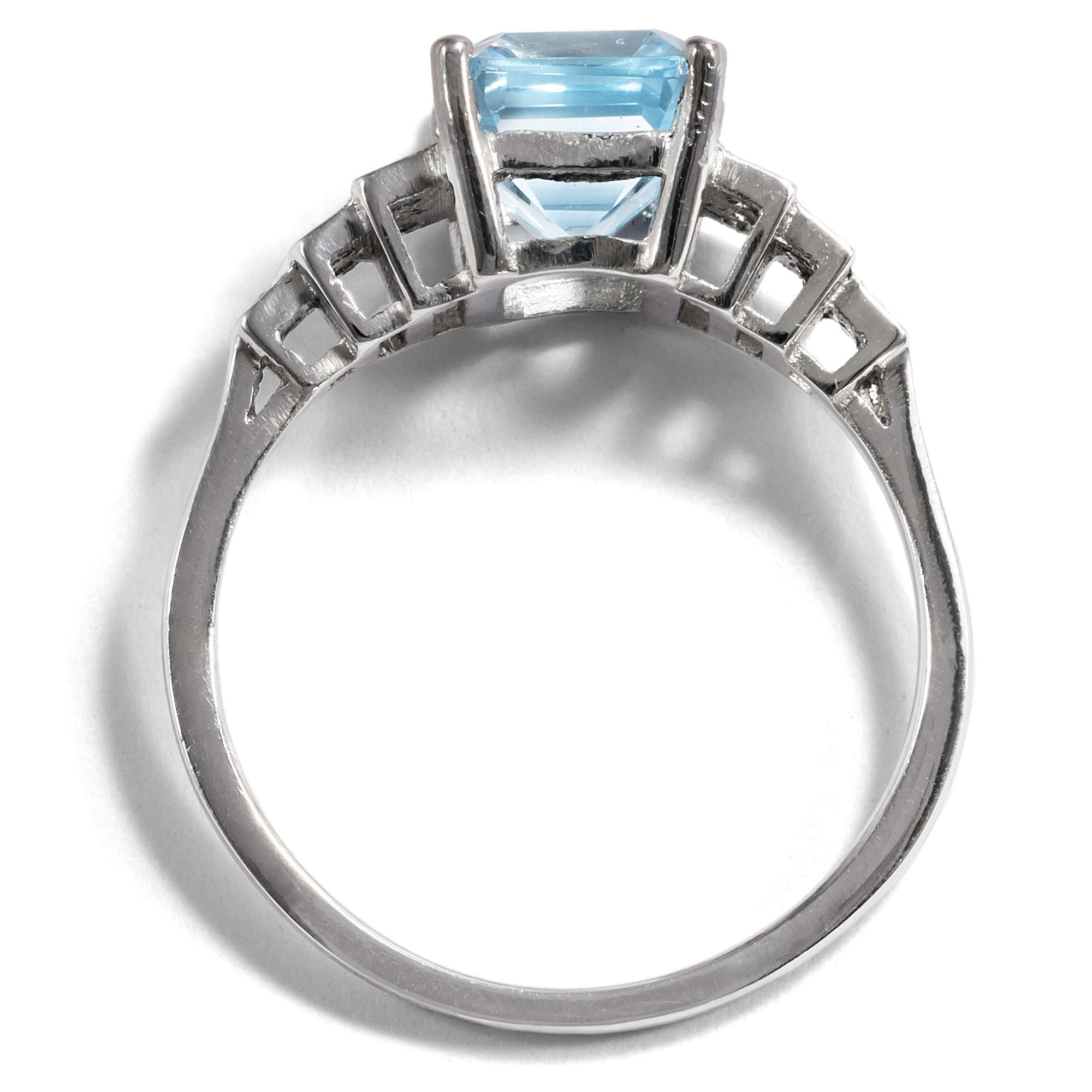616180-hofer-antikschmuck-Eleganter-Platin-Ring-mit-Aquamarin-und-Diamanten-aus-unserer-Werkstatt-Swimmingpool