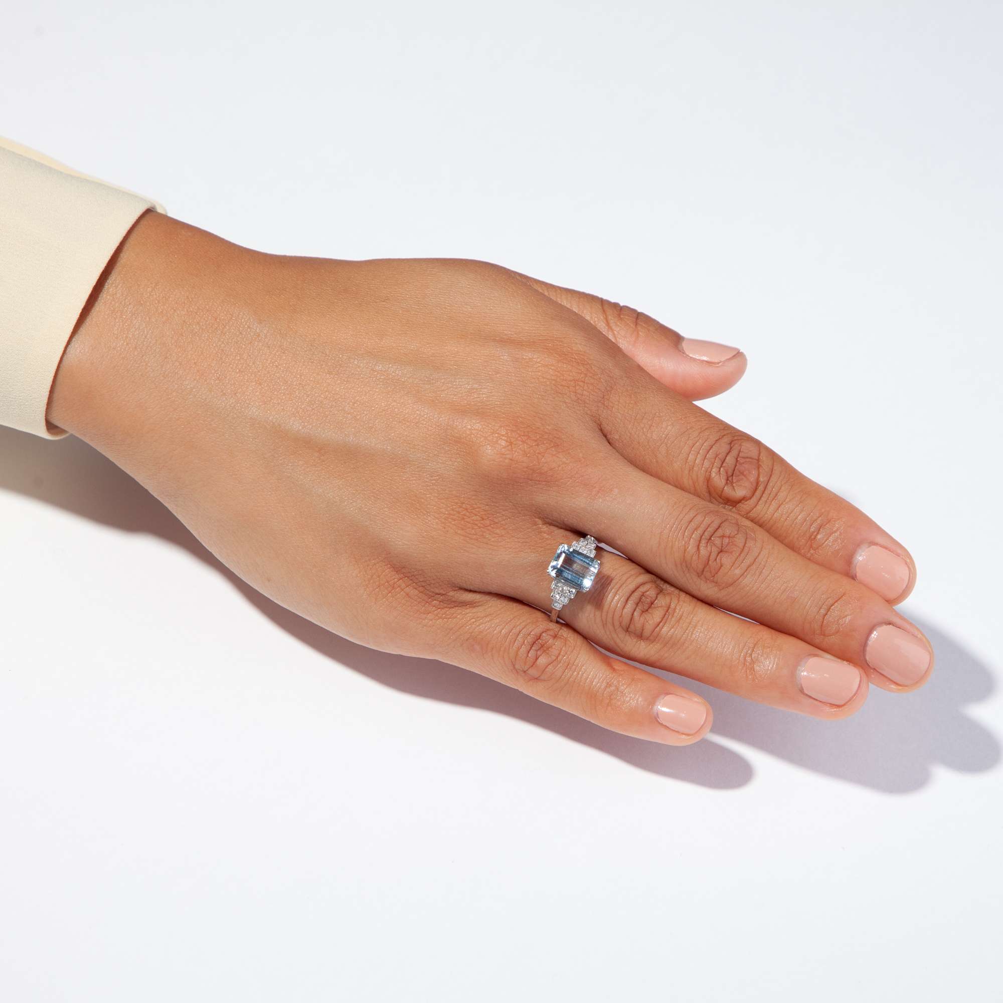 616180-hofer-antikschmuck-Eleganter-Platin-Ring-mit-Aquamarin-und-Diamanten-aus-unserer-Werkstatt-Swimmingpool_9