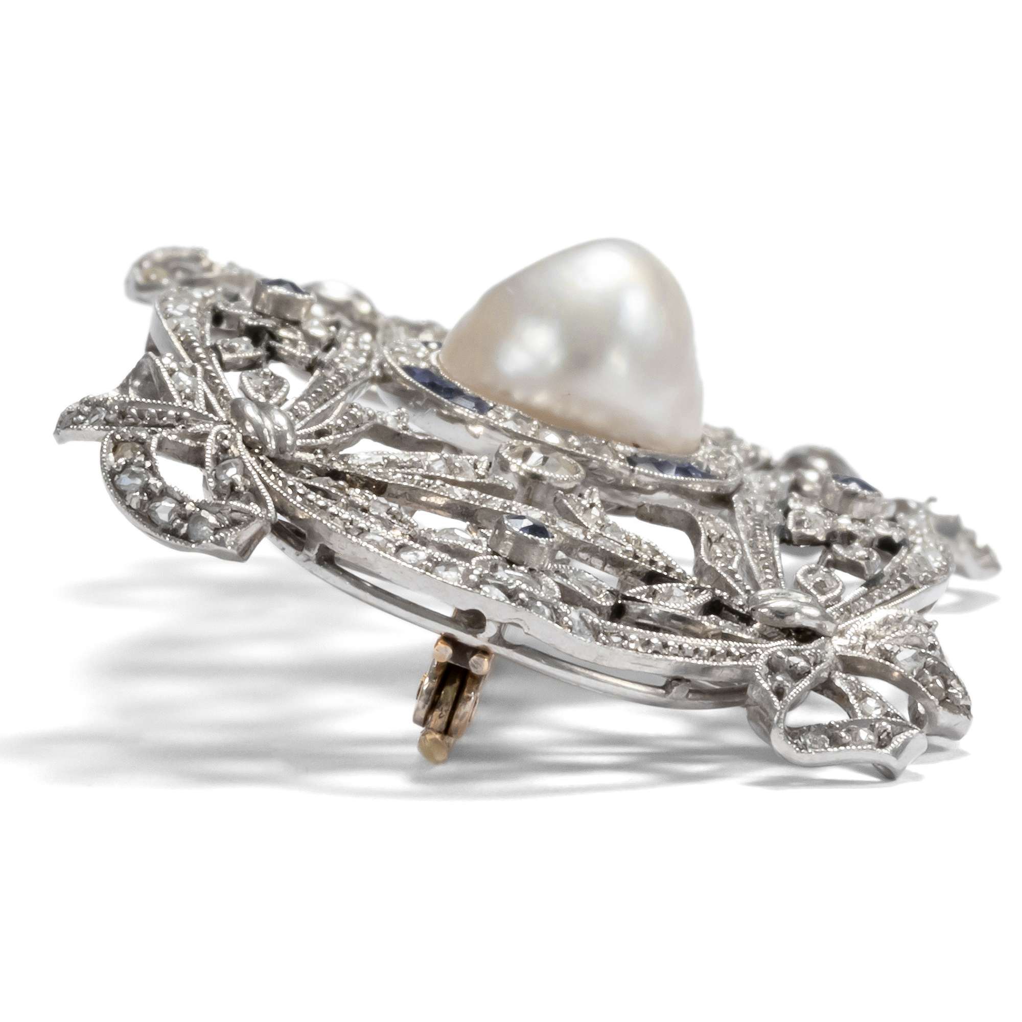 616193-hofer-antikschmuck-Antike-Anhaenger-Brosche-mit-Barockperle-Saphiren-und-Diamanten-um-1910-Die-Leichtigkeit-des-Seins_3