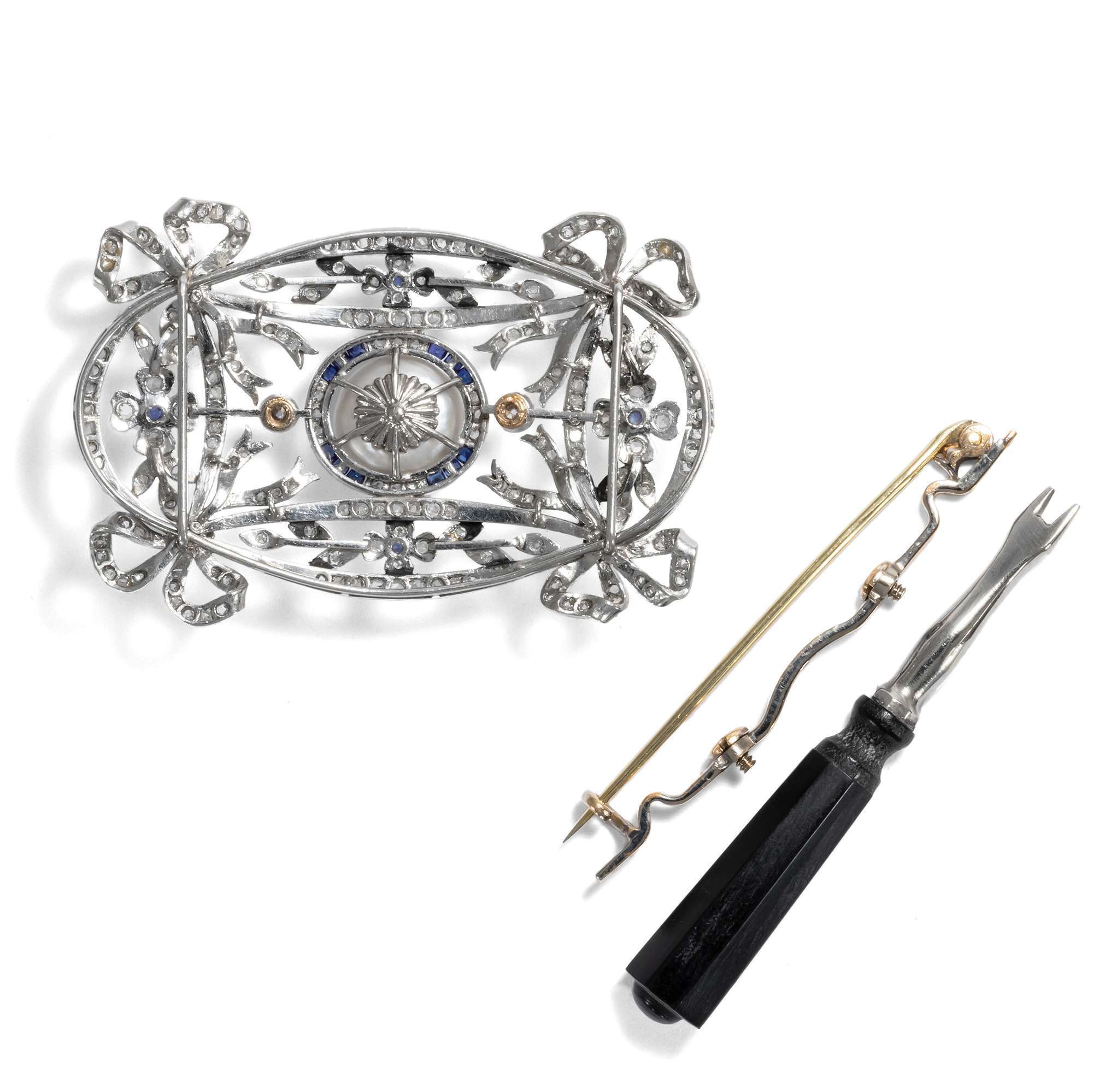 616193-hofer-antikschmuck-Antike-Anhaenger-Brosche-mit-Barockperle-Saphiren-und-Diamanten-um-1910-Die-Leichtigkeit-des-Seins_5