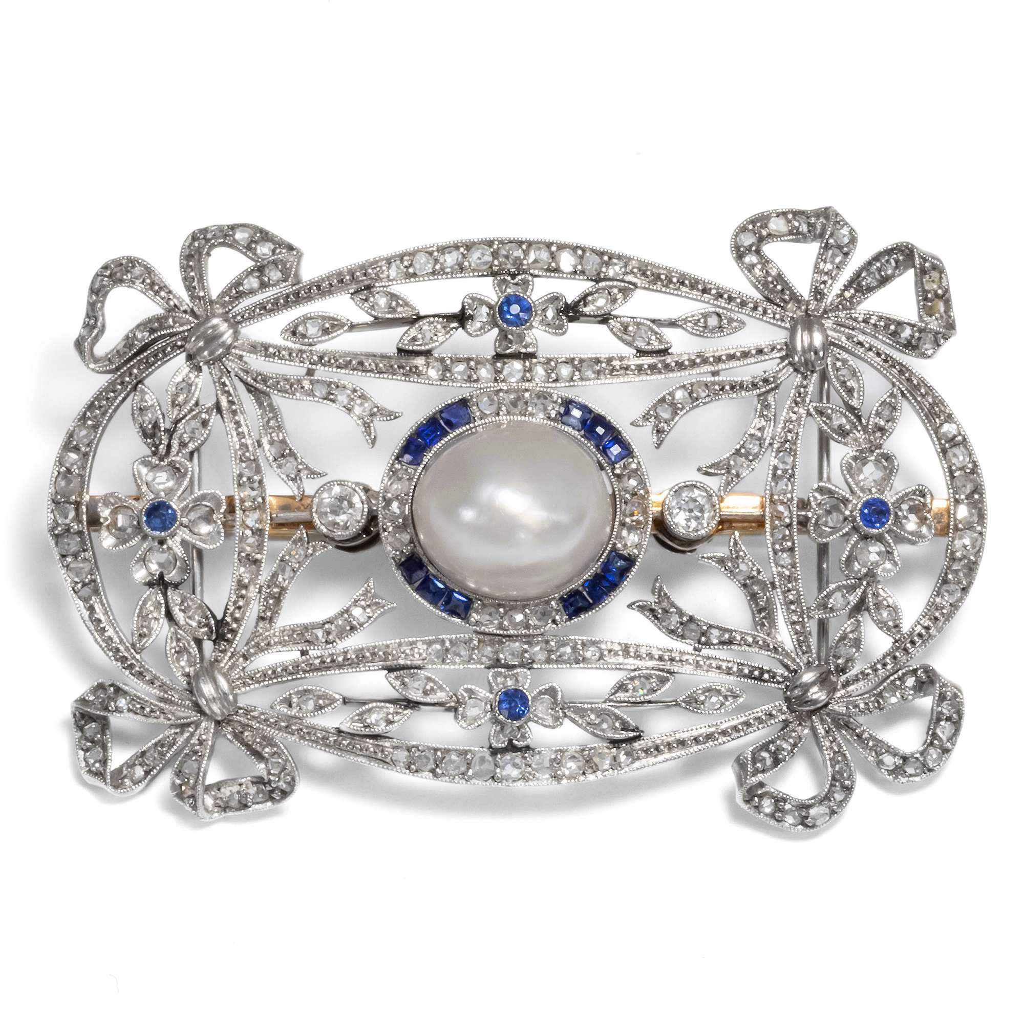616193-hofer-antikschmuck-Antike-Anhaenger-Brosche-mit-Barockperle-Saphiren-und-Diamanten-um-1910-Die-Leichtigkeit-einer-Epoche