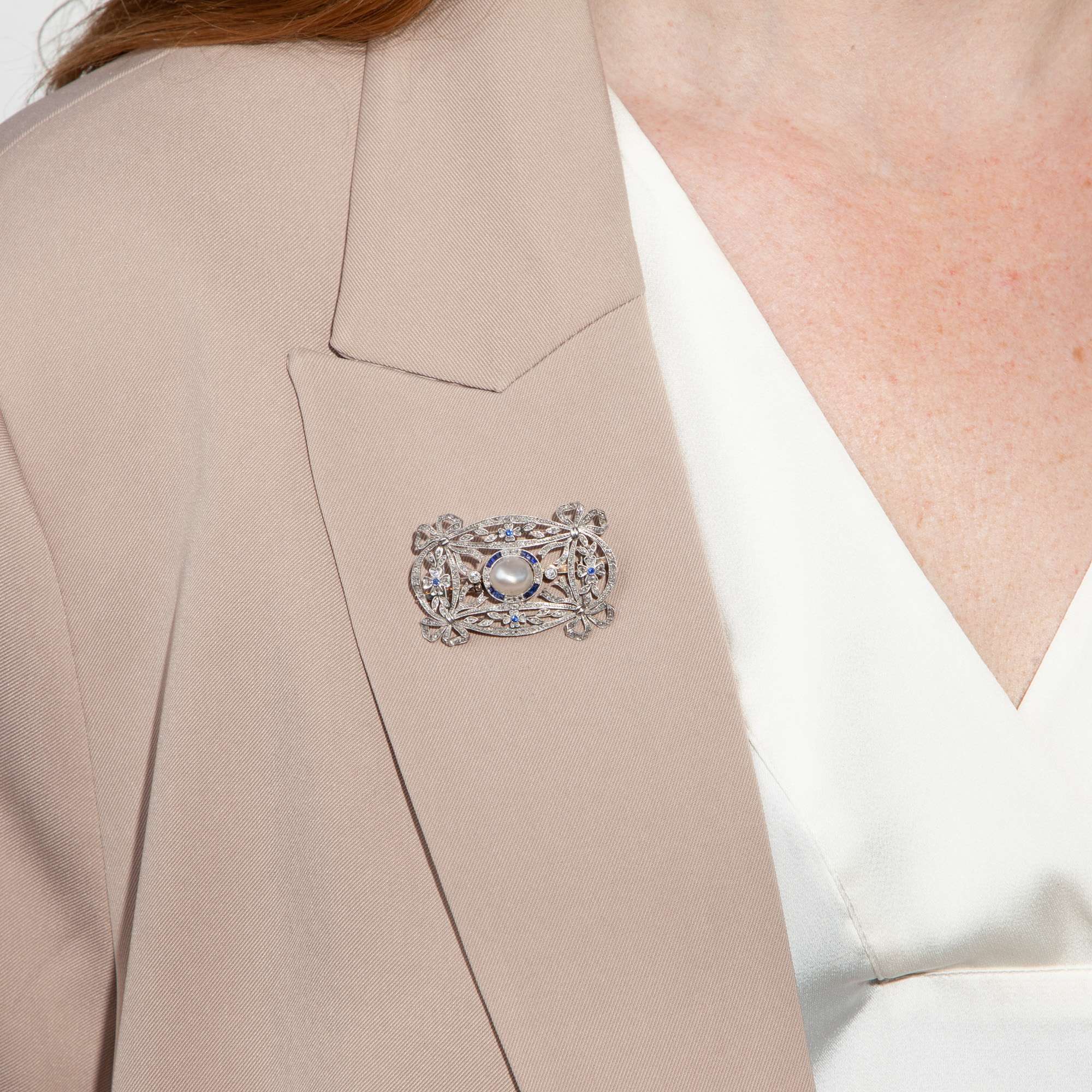 616193-hofer-antikschmuck-Antike-Anhaenger-Brosche-mit-Barockperle-Saphiren-und-Diamanten-um-1910-Die-Leichtigkeit-einer-Epoche