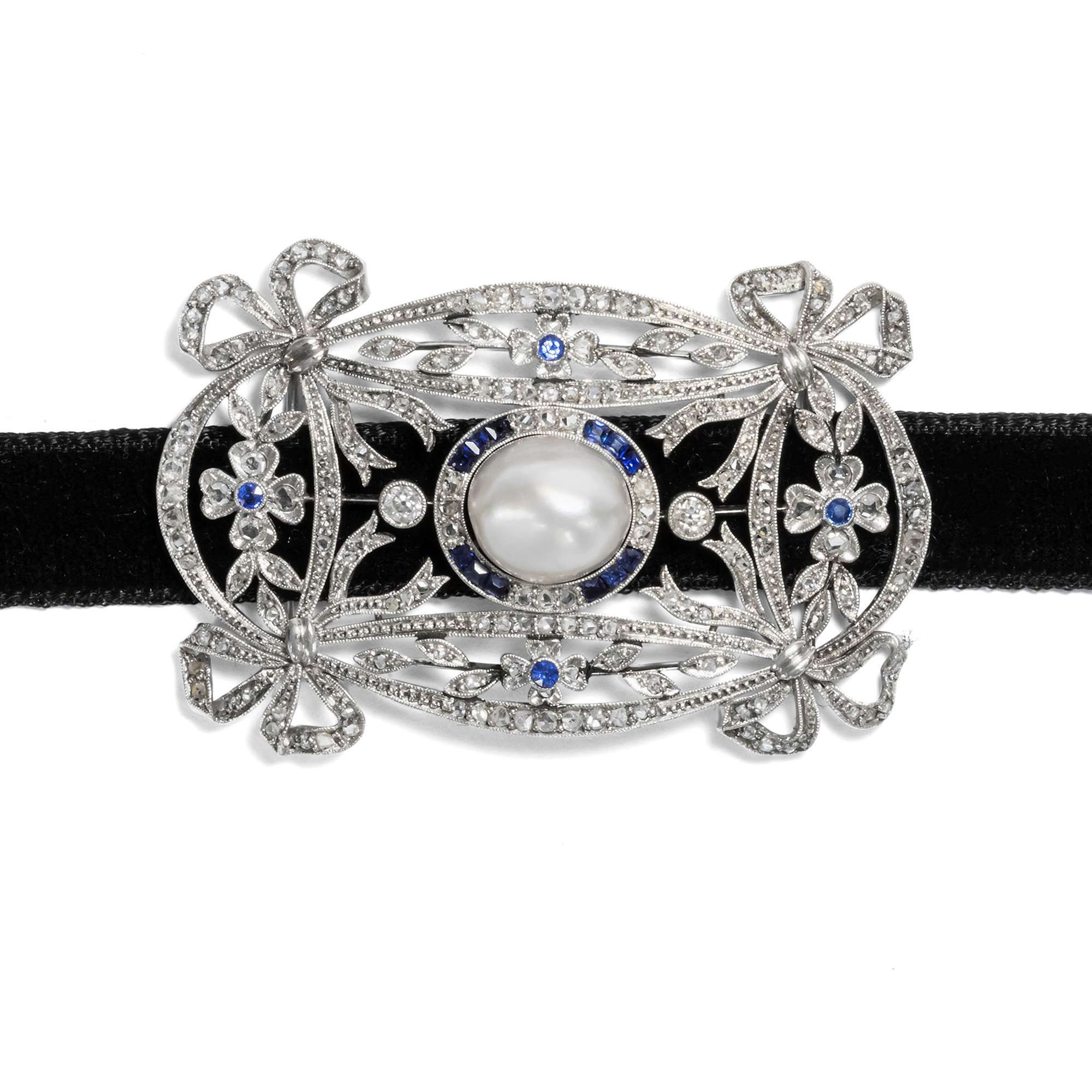 616193-hofer-antikschmuck-Antike-Anhaenger-Brosche-mit-Barockperle-Saphiren-und-Diamanten-um-1910-Die-Leichtigkeit-einer-Epoche_1