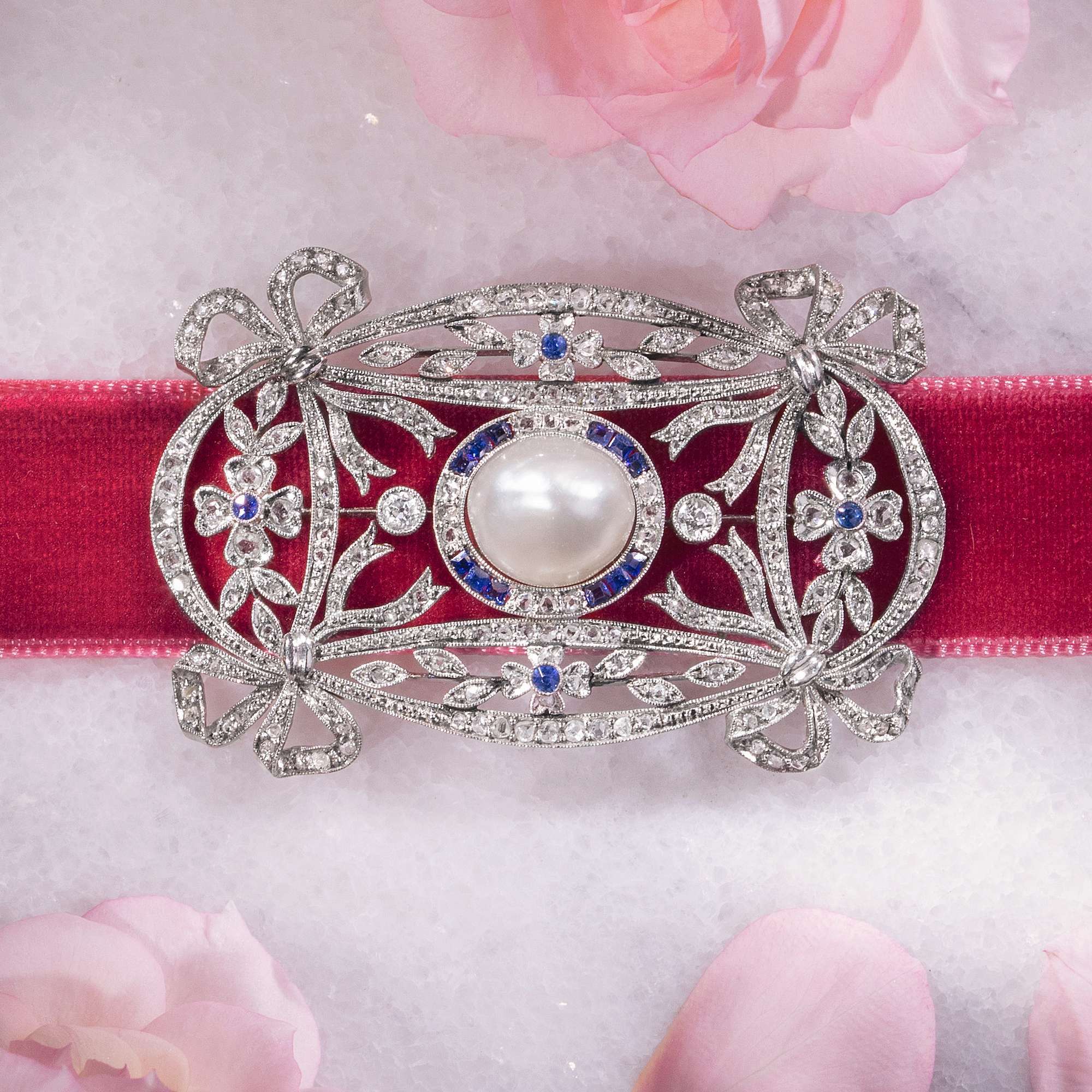 616193-hofer-antikschmuck-Antike-Anhaenger-Brosche-mit-Barockperle-Saphiren-und-Diamanten-um-1910-Die-Leichtigkeit-einer-Epoche_1