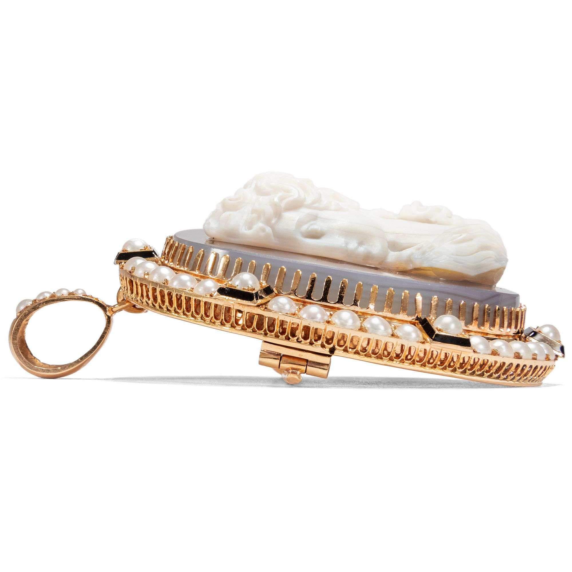 616204-hofer-antikschmuck-Exquisites-Medaillon-mit-Lagenstein-Gemme-als-Anhaenger-Brosche-Paris-um-1870-Das-Vergangene-bewahren