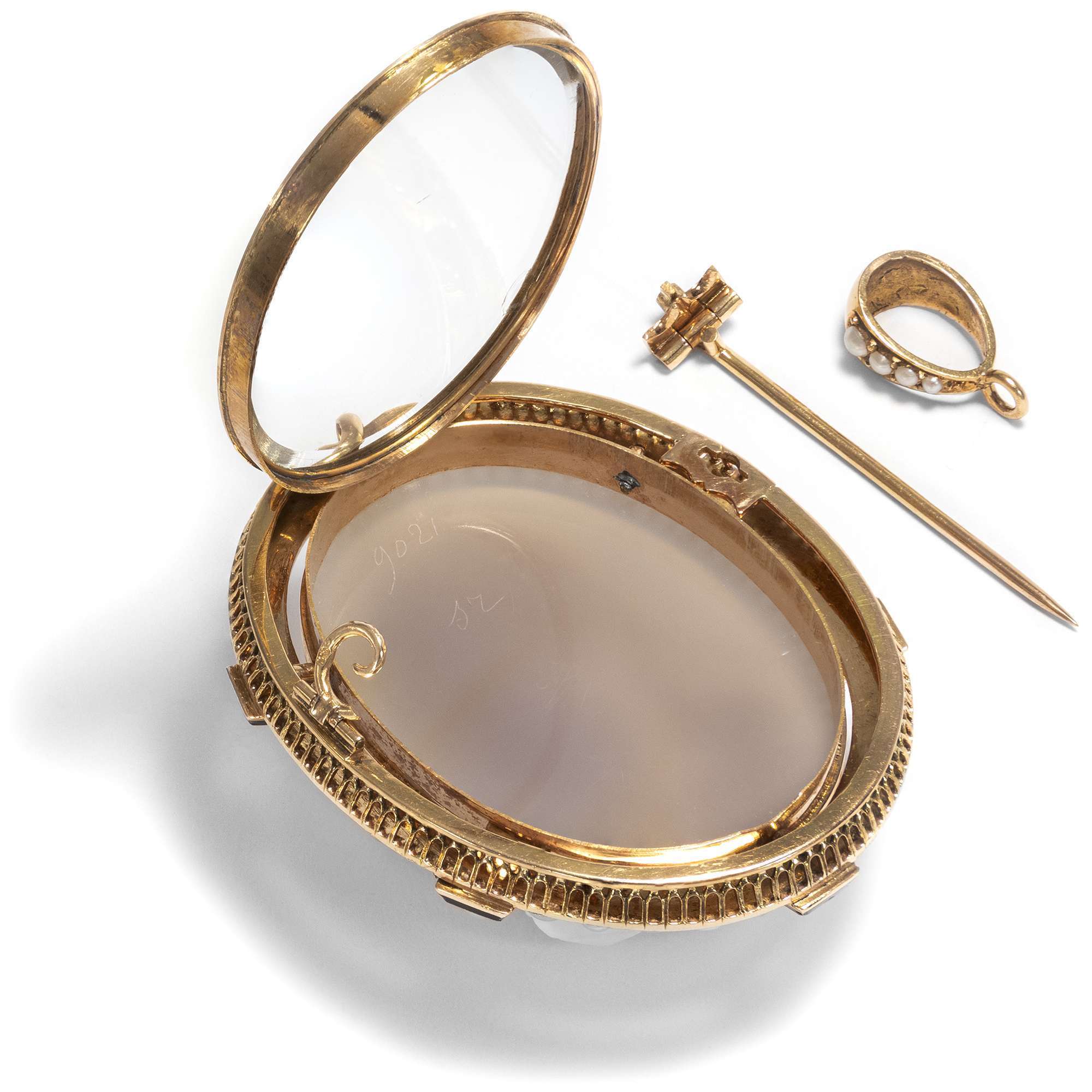 616204-hofer-antikschmuck-Exquisites-Medaillon-mit-Lagenstein-Gemme-als-Anhaenger-Brosche-Paris-um-1870-Das-Vergangene-bewahren_4