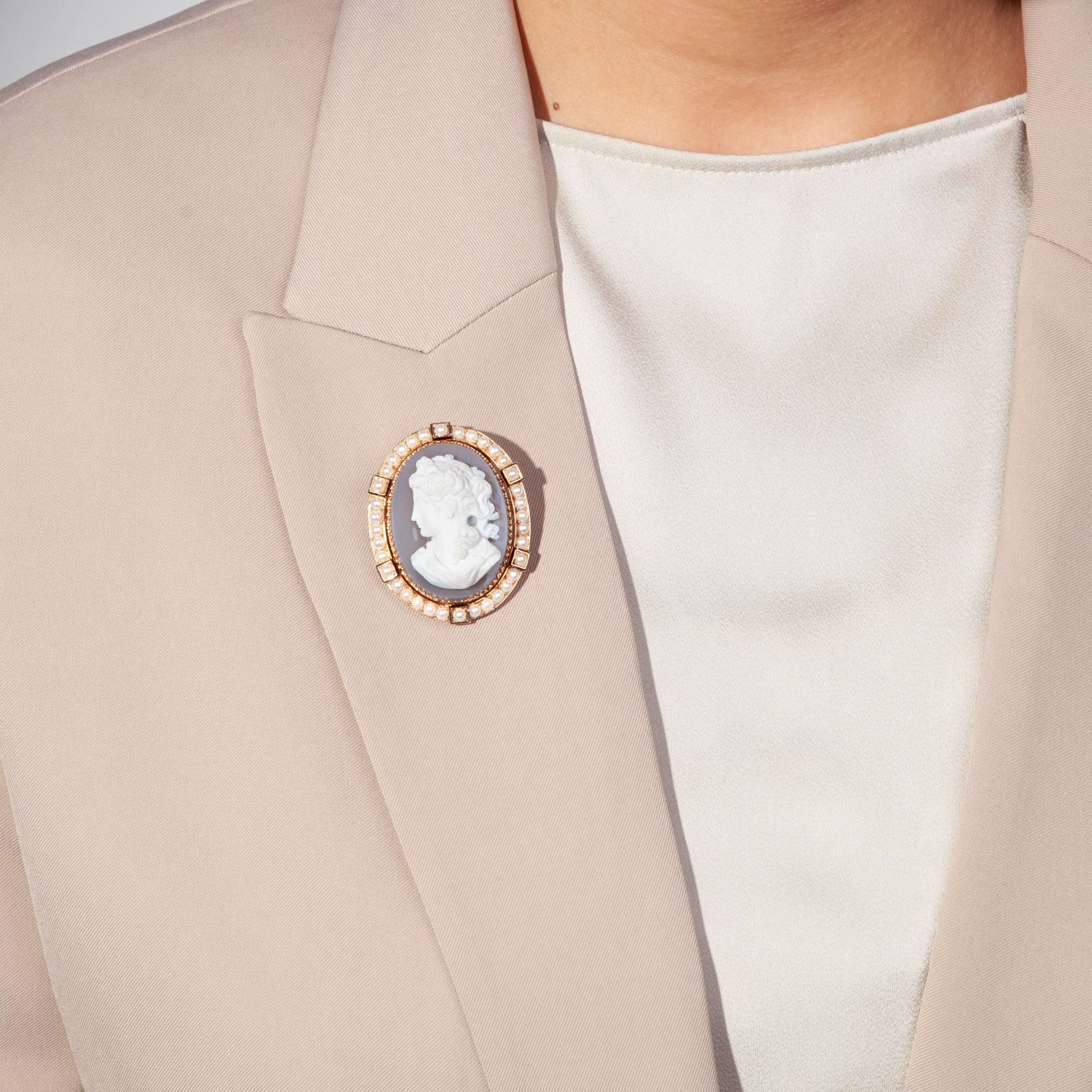 616204-hofer-antikschmuck-Exquisites-Medaillon-mit-Lagenstein-Gemme-als-Anhaenger-Brosche-Paris-um-1870-Das-Vergangene-bewahren_5