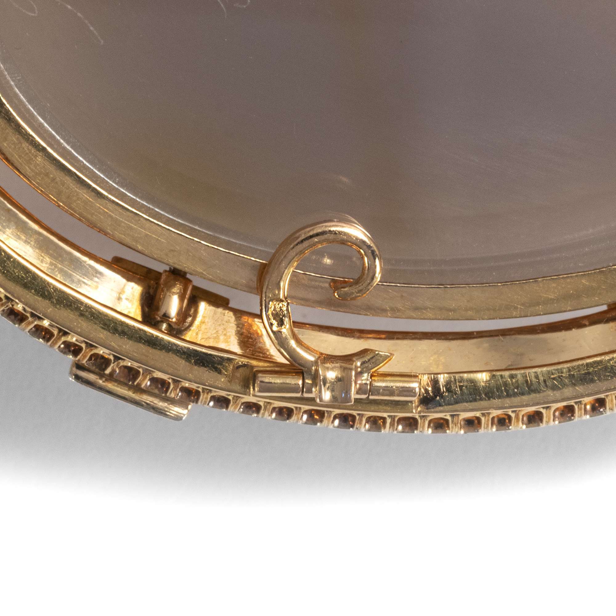 616204-hofer-antikschmuck-Exquisites-Medaillon-mit-Lagenstein-Gemme-als-Anhaenger-Brosche-Paris-um-1870-Das-Vergangene-bewahren_6