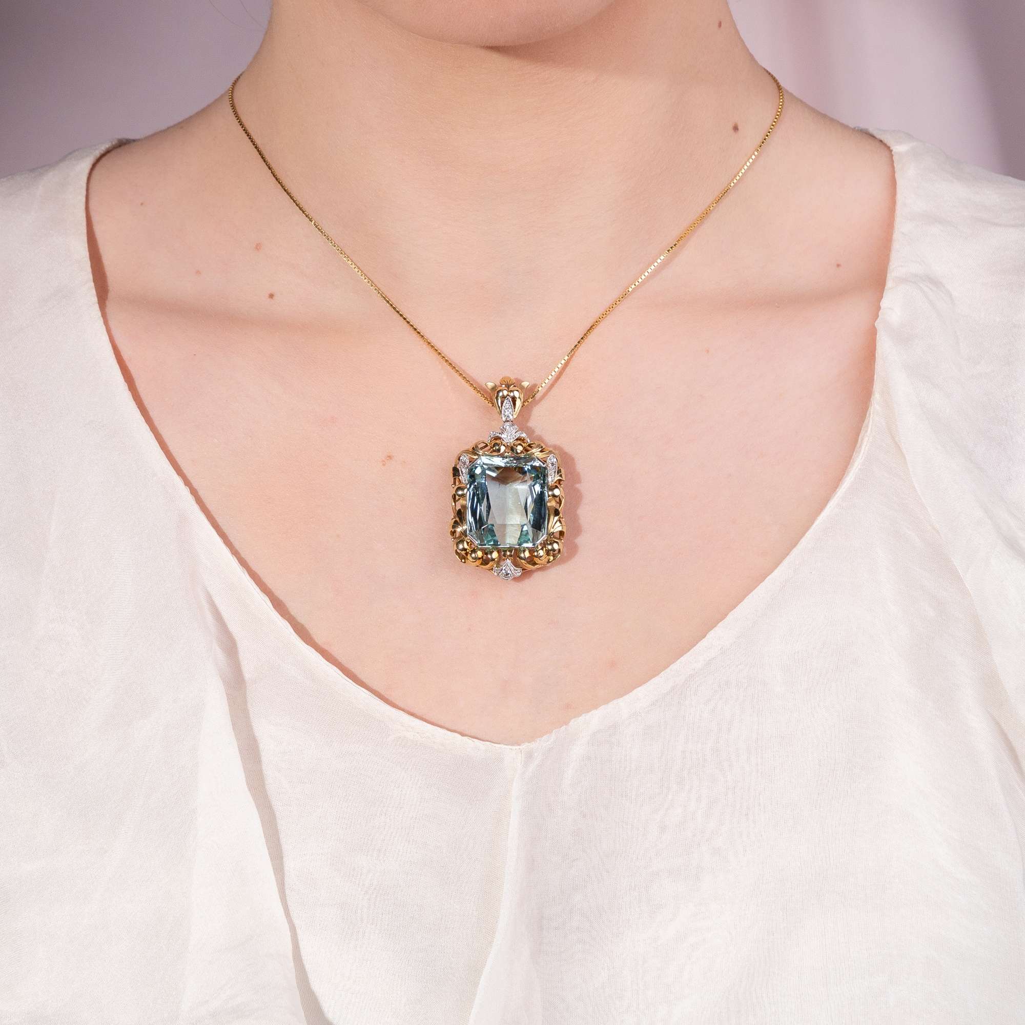 616442-hofer-antikschmuck-Prachtvoller-Aquamarin-und-Diamant-Anhaenger-des-Art-Deco-1930er-Jahre-Wenn-die-Buerger-schlafen-geh-n
