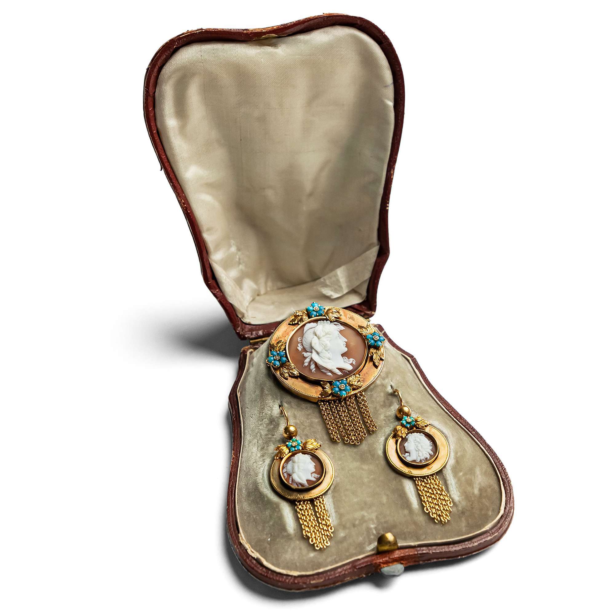 618193-hofer-antikschmuck-Antike-Demi-Parure-mit-Muschelgemmen-in-Gold-oesterreich-Ungarn-um-1870-Weinlaub-und-Vergissmeinnicht_1