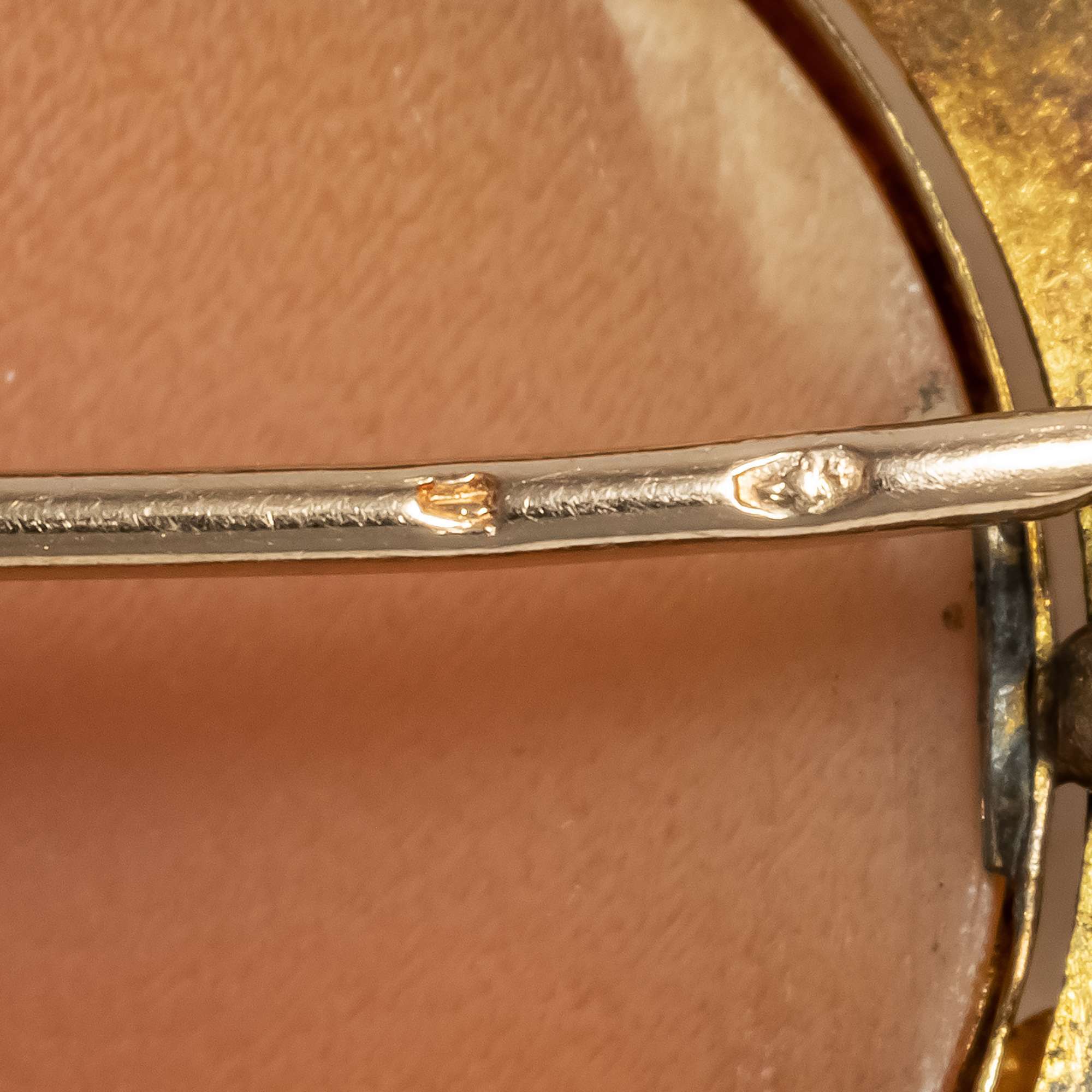 618193-hofer-antikschmuck-Antike-Demi-Parure-mit-Muschelgemmen-in-Gold-oesterreich-Ungarn-um-1870-Weinlaub-und-Vergissmeinnicht_9