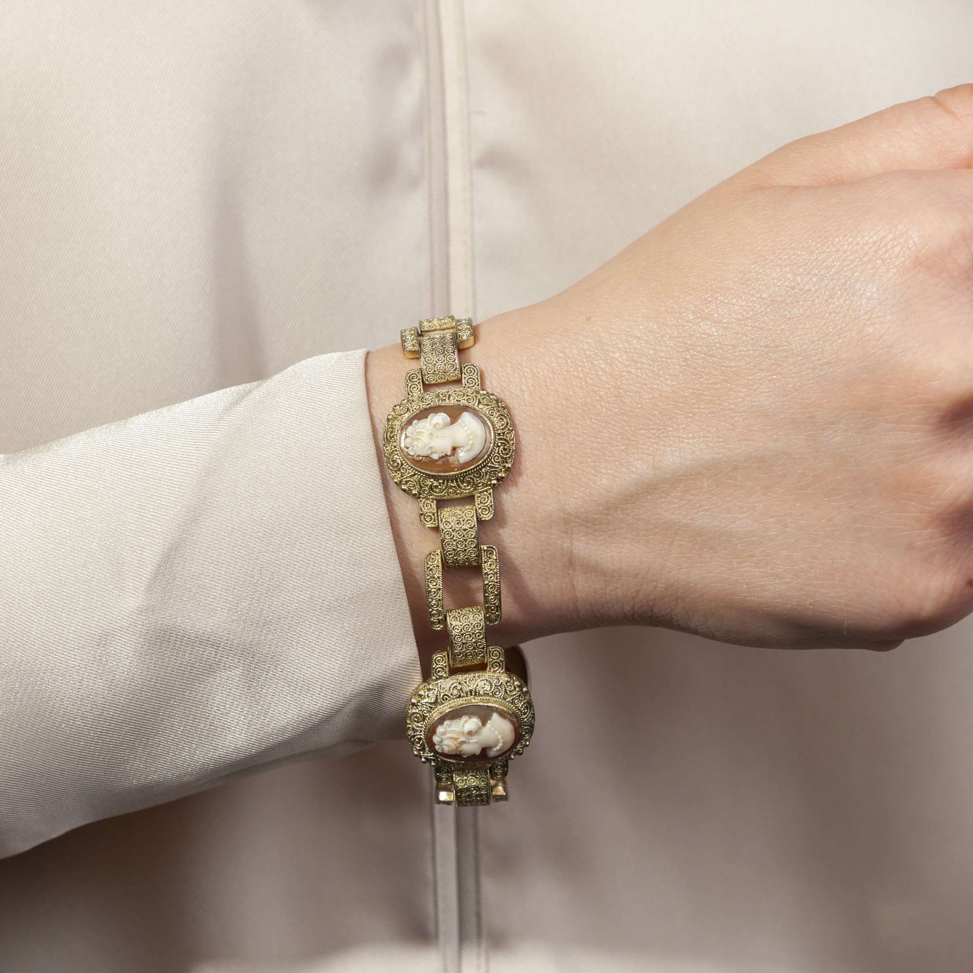 618302-hofer-antikschmuck-Feines-Fahrner-Armband-mit-Gemmen-in-vergoldetem-Silber-um-1955-Damenwahl_5