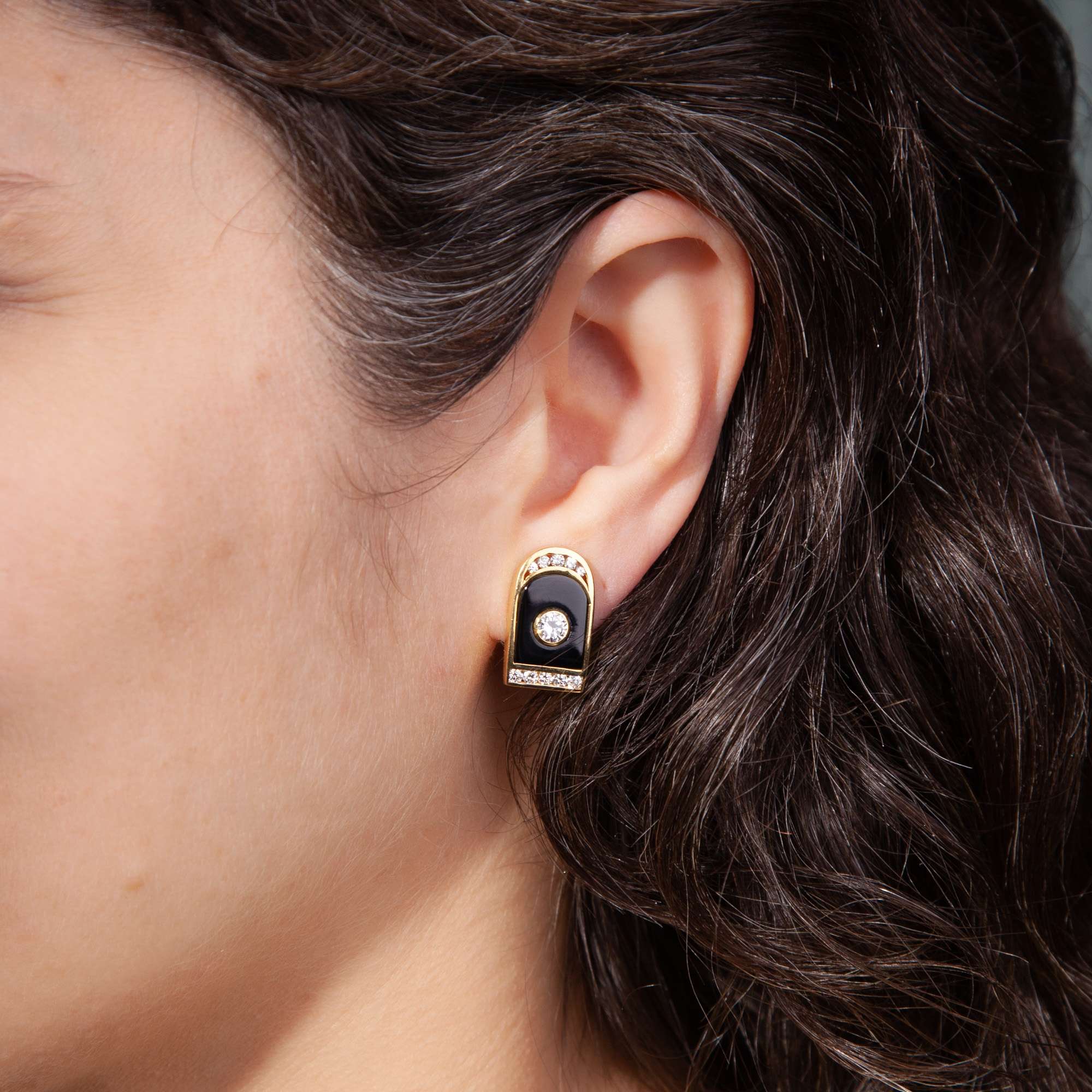 618368-hofer-antikschmuck-Mondaene-vintage-Ohrclips-aus-Onyx-Gold-und-Diamanten-um-1985-Art-Deco-und-Schulterpolster_5