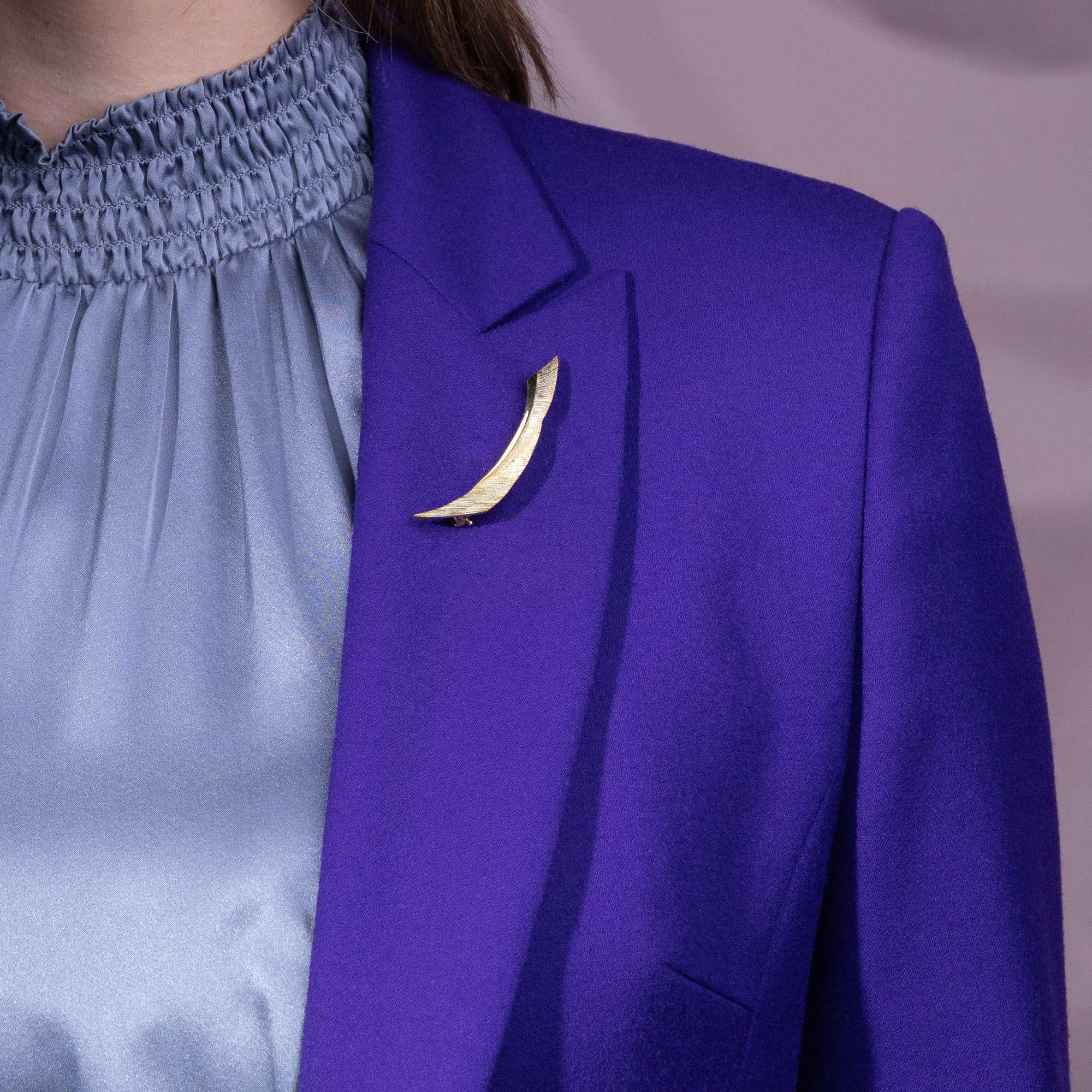 618843-hofer-antikschmuck-Elegante-Brosche-von-Theodor-Fahrner-Pforzheim-um-1955-Schwungvoll-linear_5