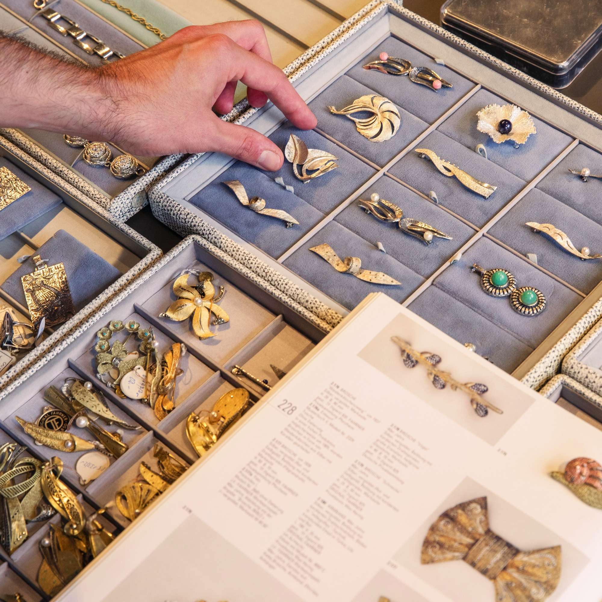 618843-hofer-antikschmuck-Elegante-Brosche-von-Theodor-Fahrner-Pforzheim-um-1955-Simpel-und-Schmueckend_6